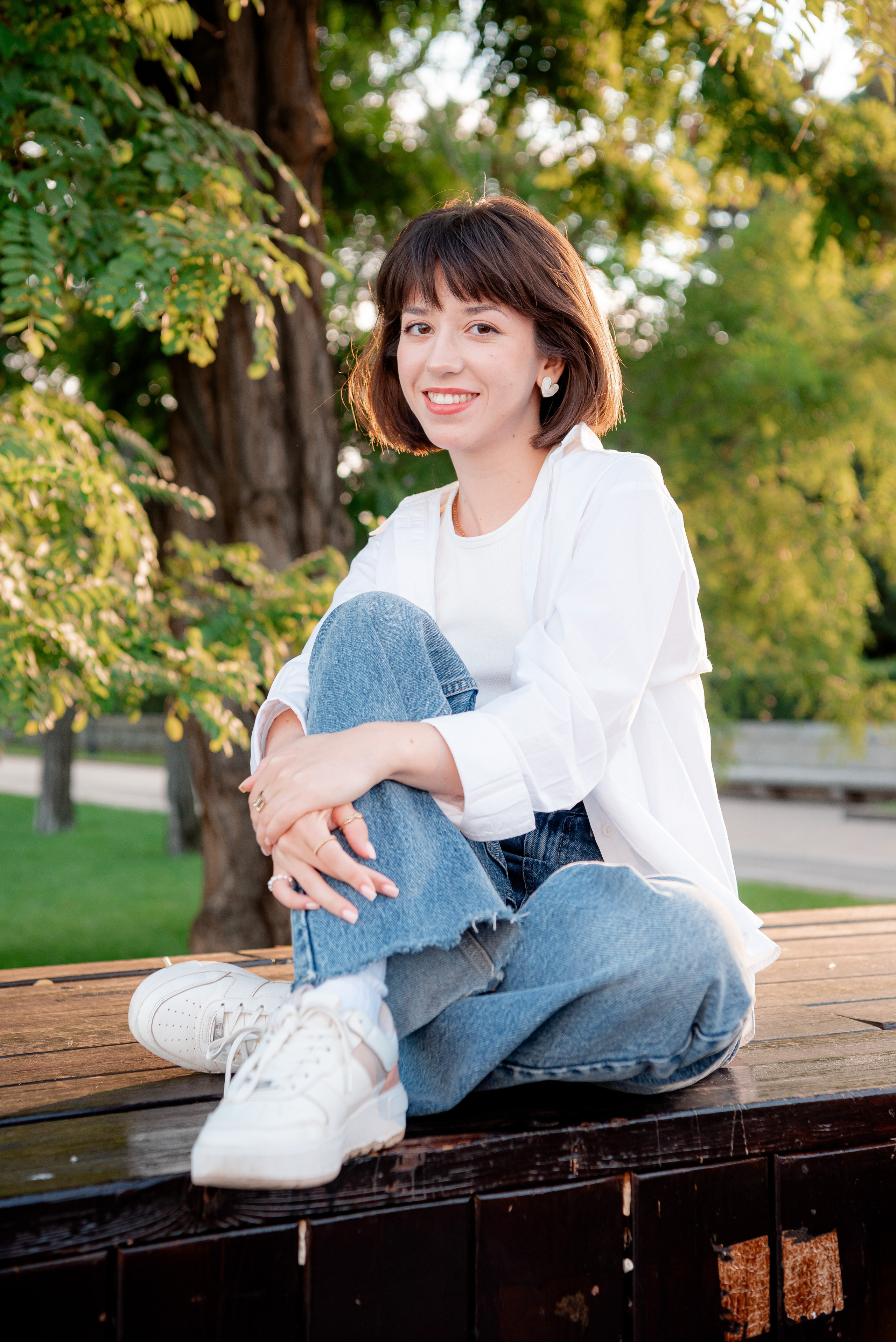 Портрет сестры в закатном солнце на набережной