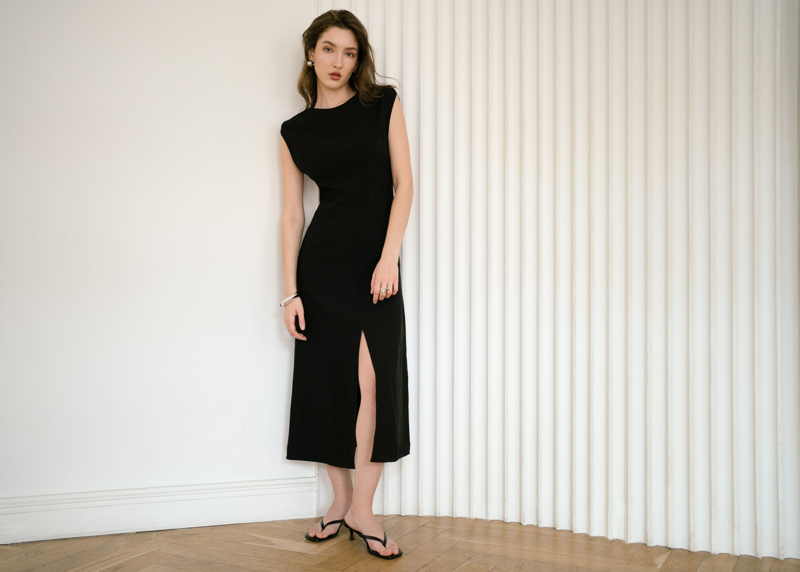 Фотография модели в студии в бежевых оттенках.