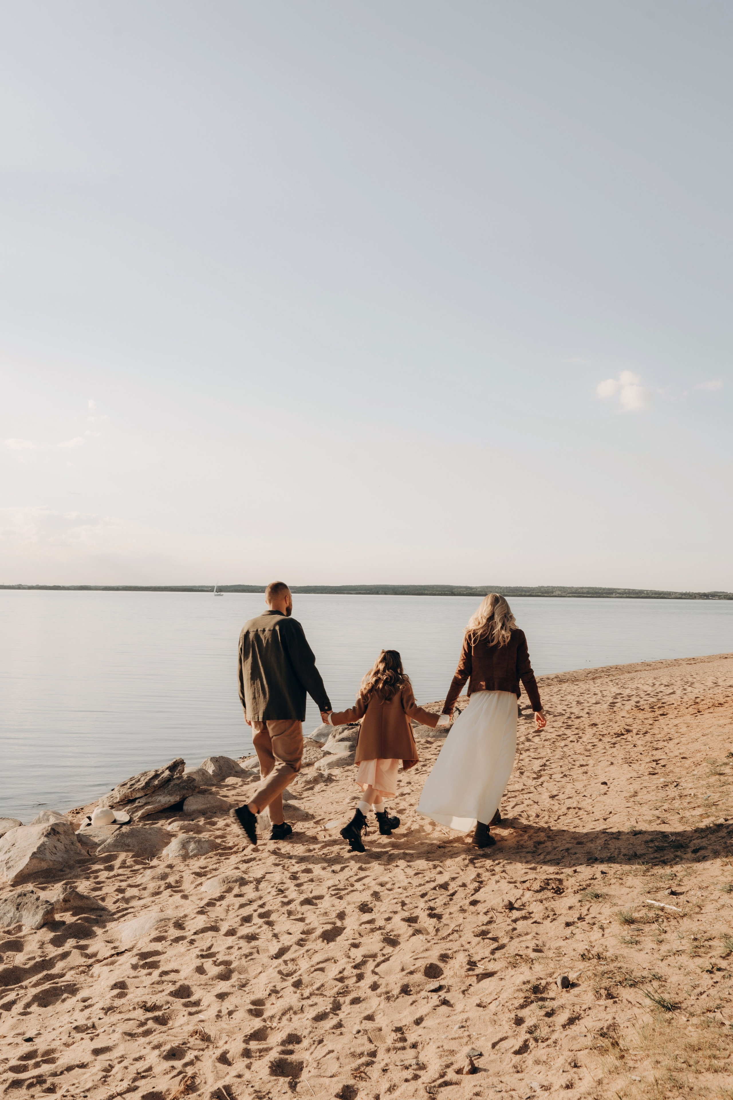 Весеннее тепло семьи на берегу Минского моря. Ваш семейный фотограф в Минске — Вика Трегубова