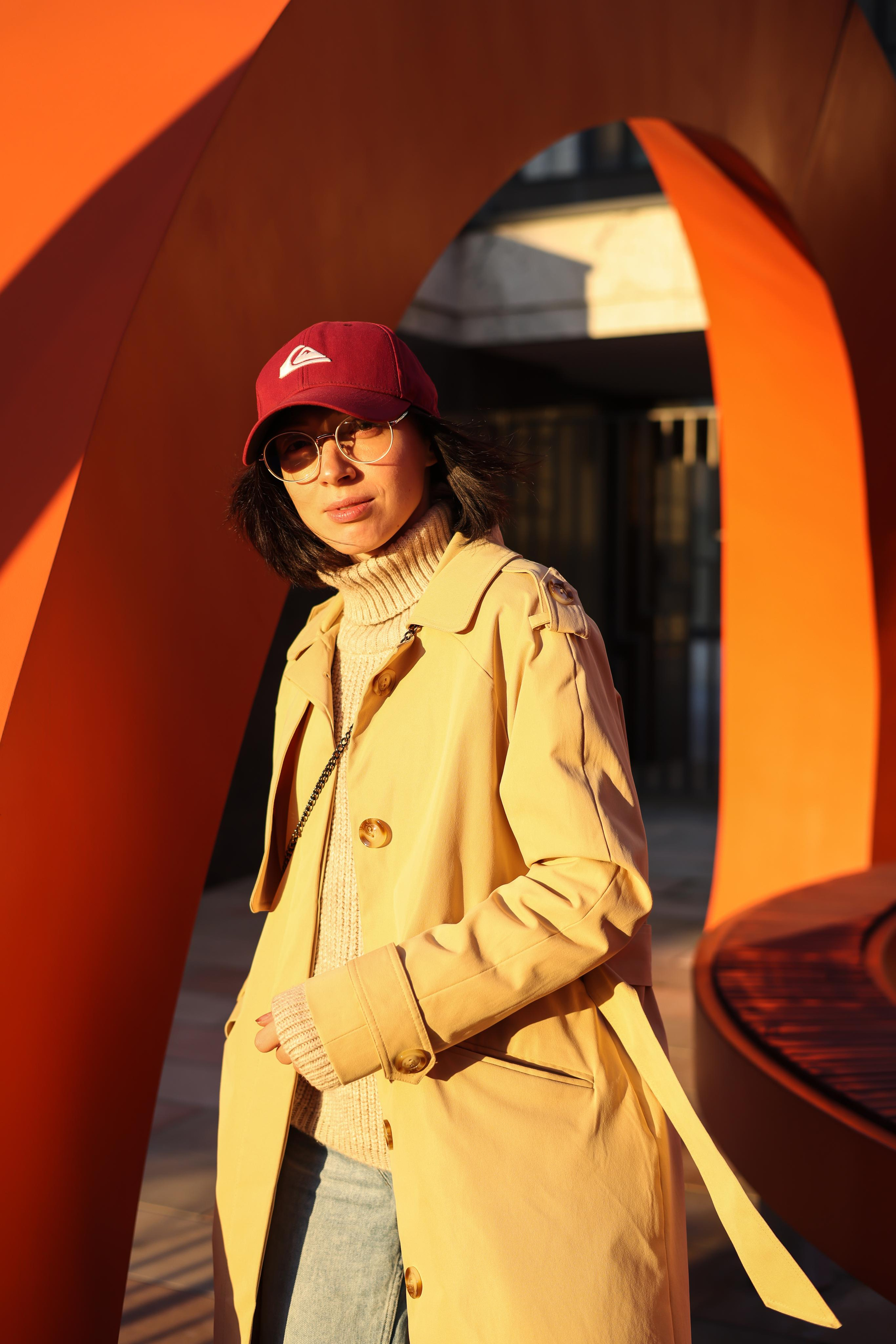 Девушка Наталья Штин в пальто, кепке и джинсах. Фотография на улице в теплом свете