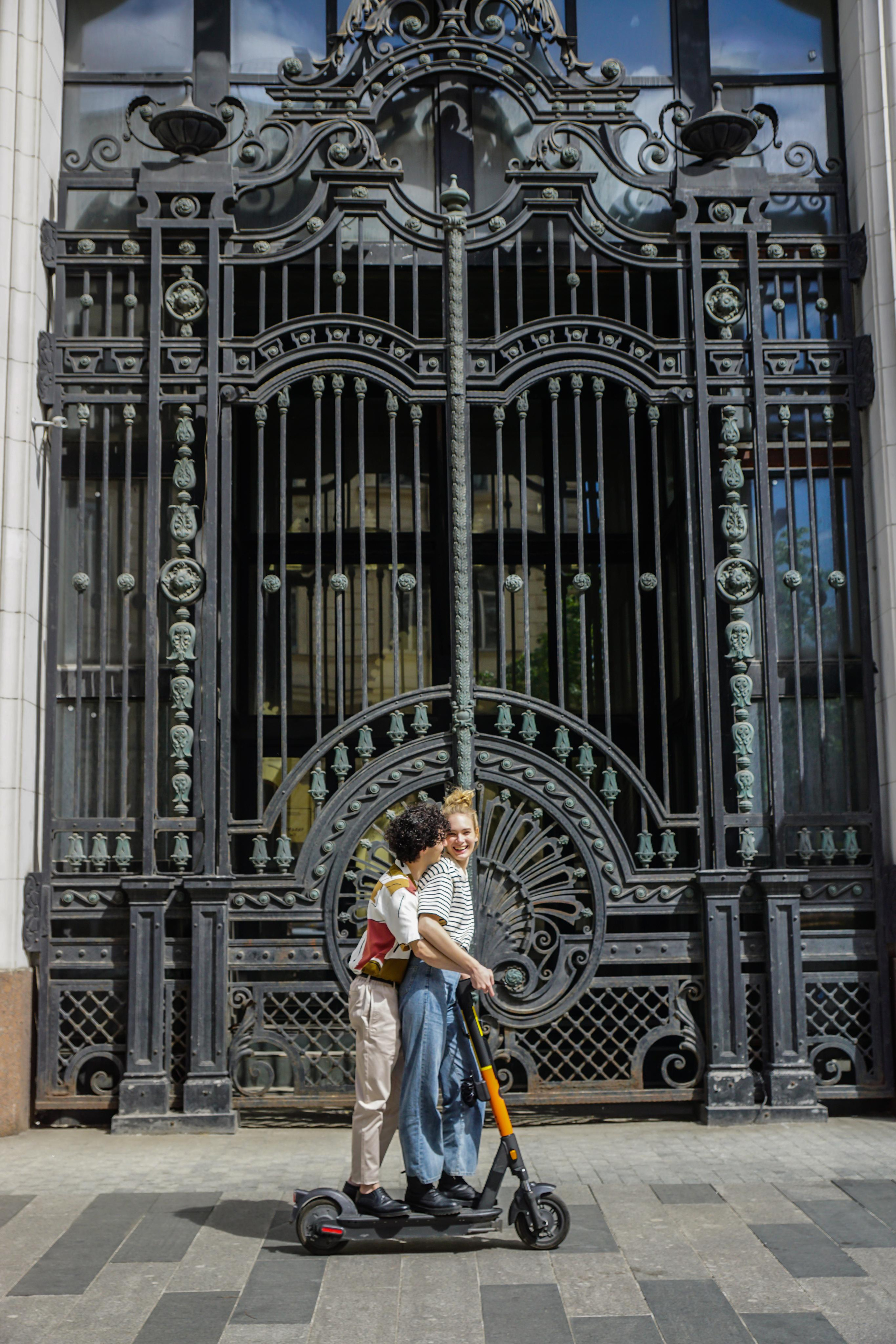 Пара мужчина и женщина на самокате