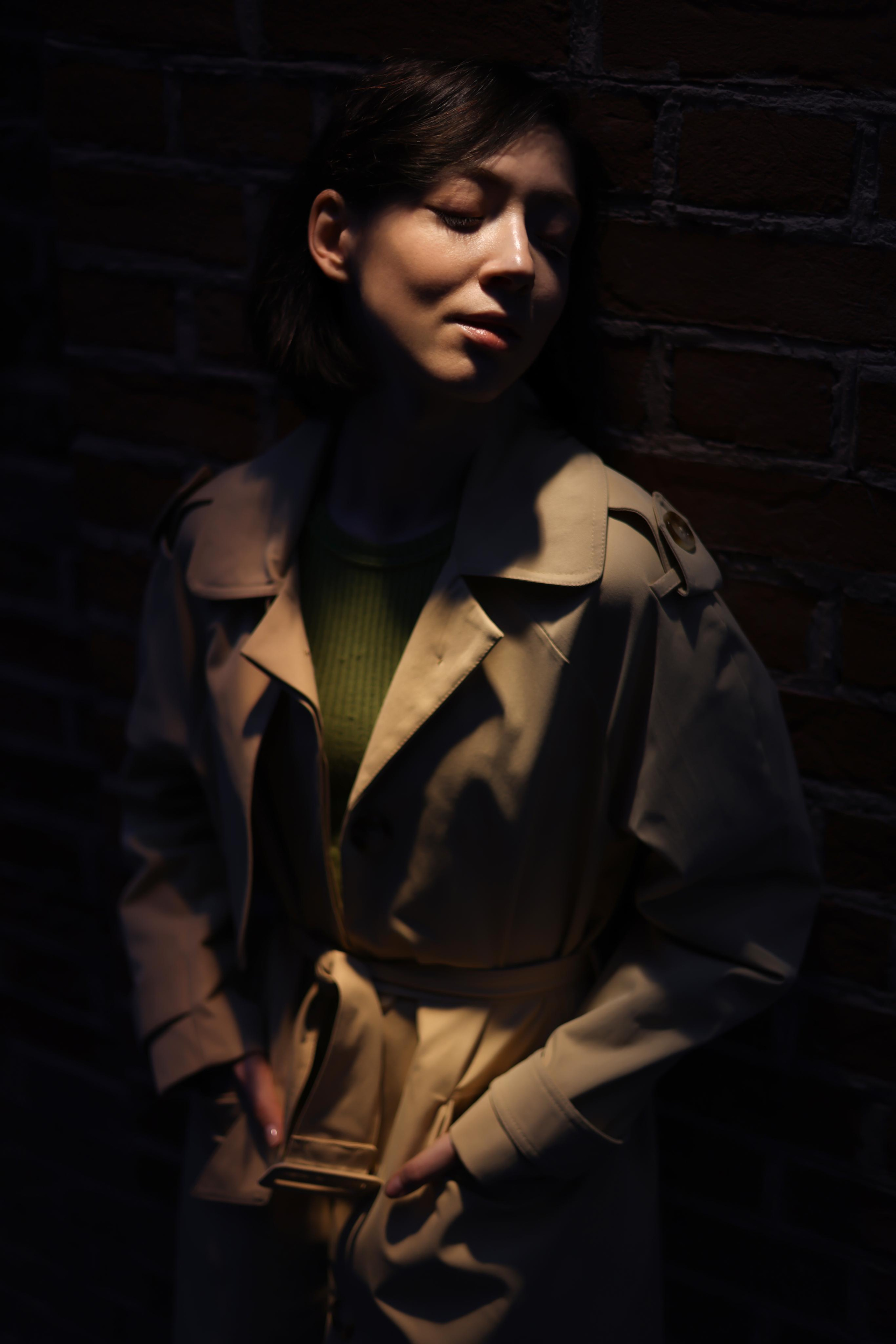 Девушка Наталья Штин под фонарем в пальто с закрытыми глазами