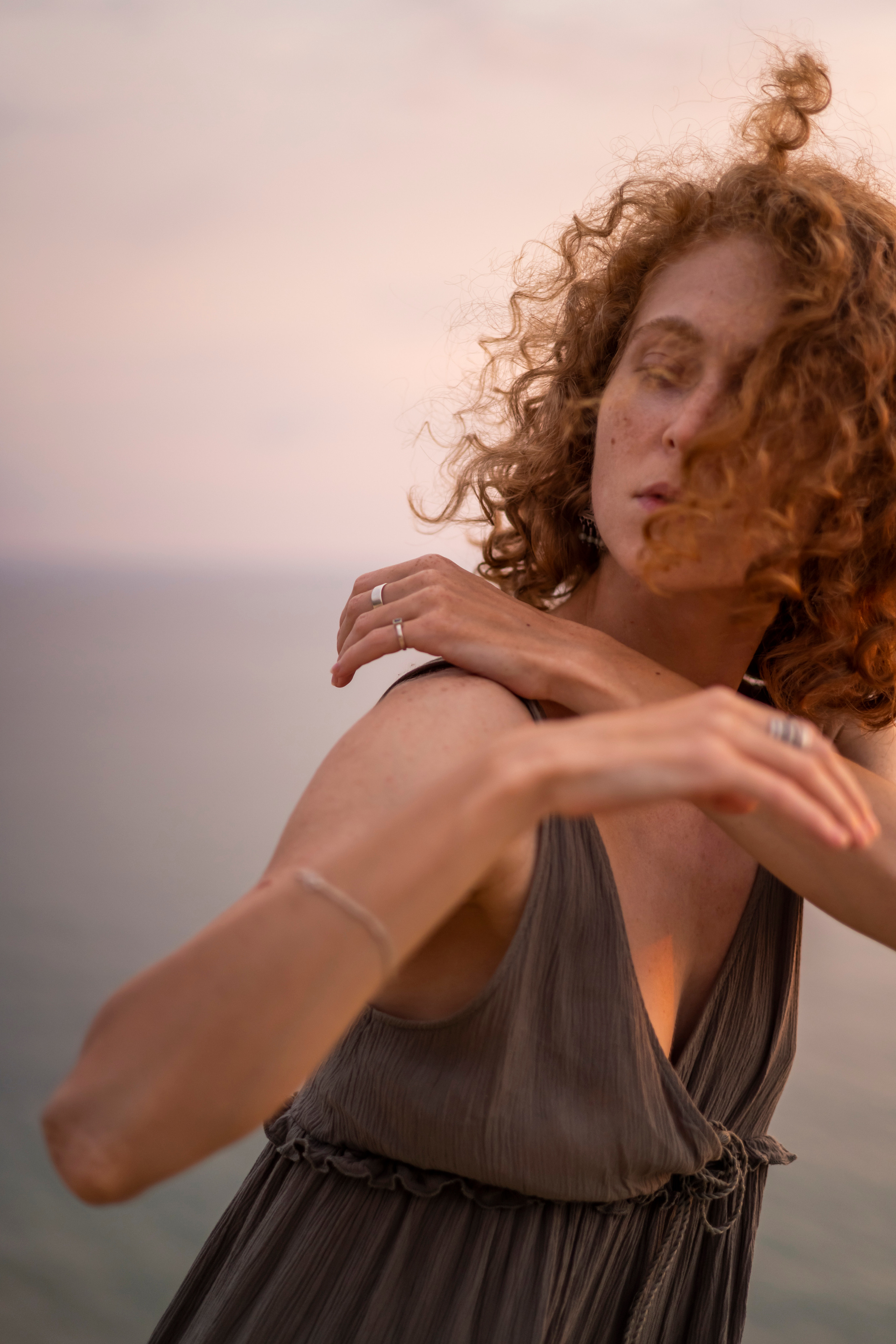 Девушка смотрящая за спину на фоне моря