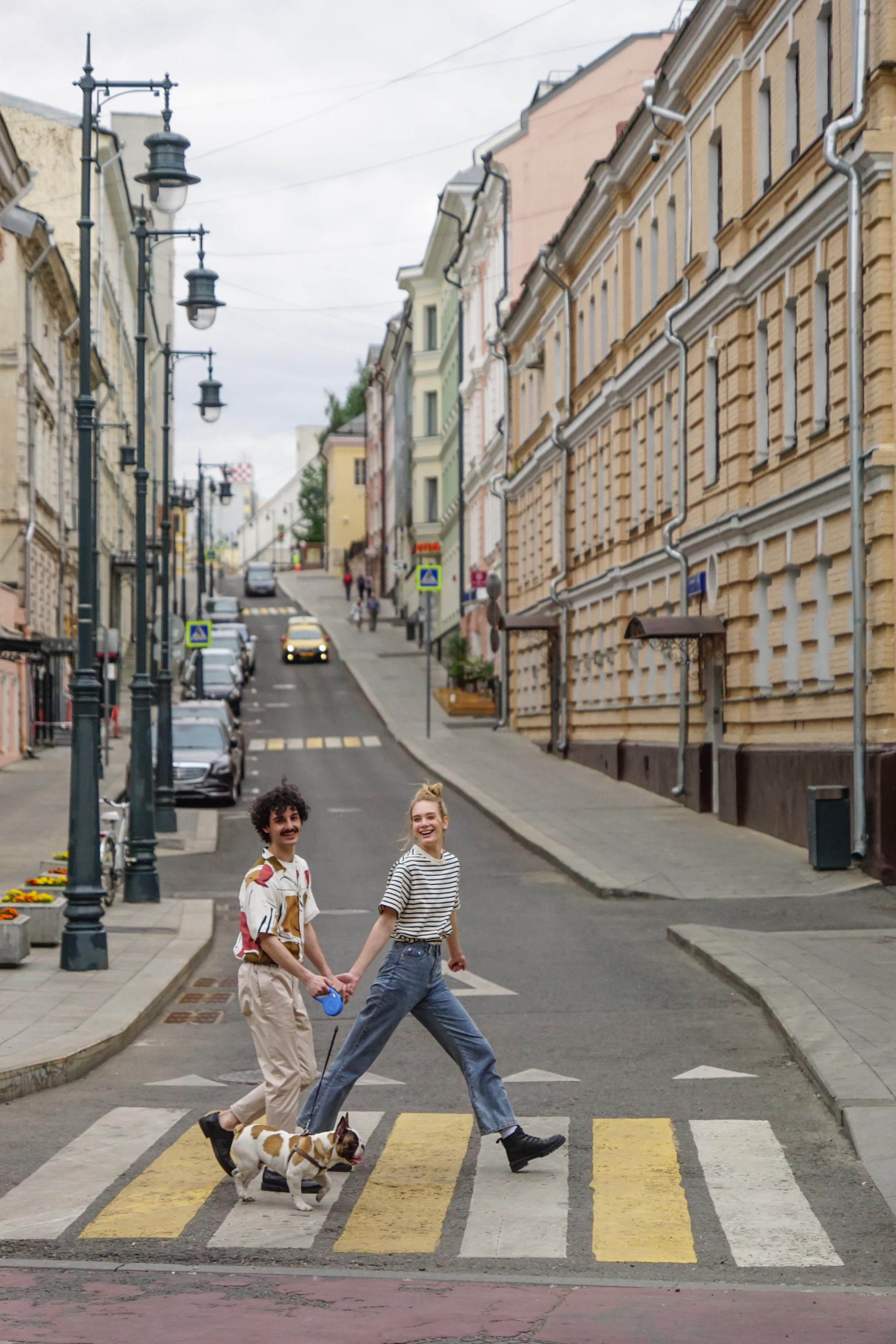 Мужчина, девушка и собака на пешеходном переходе