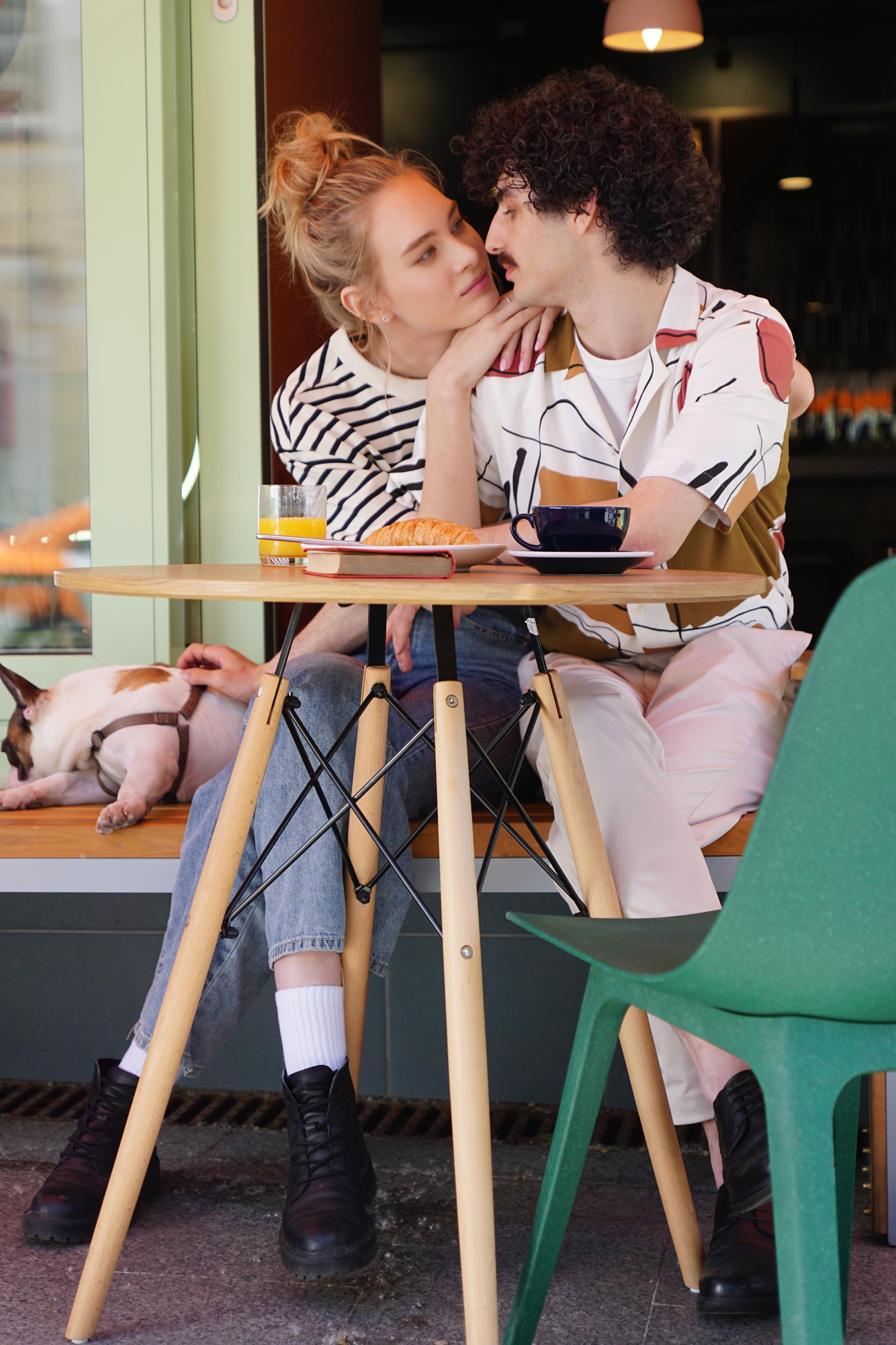 Блондинка смотрит на кудрявого мужчину влюбленным взглядом