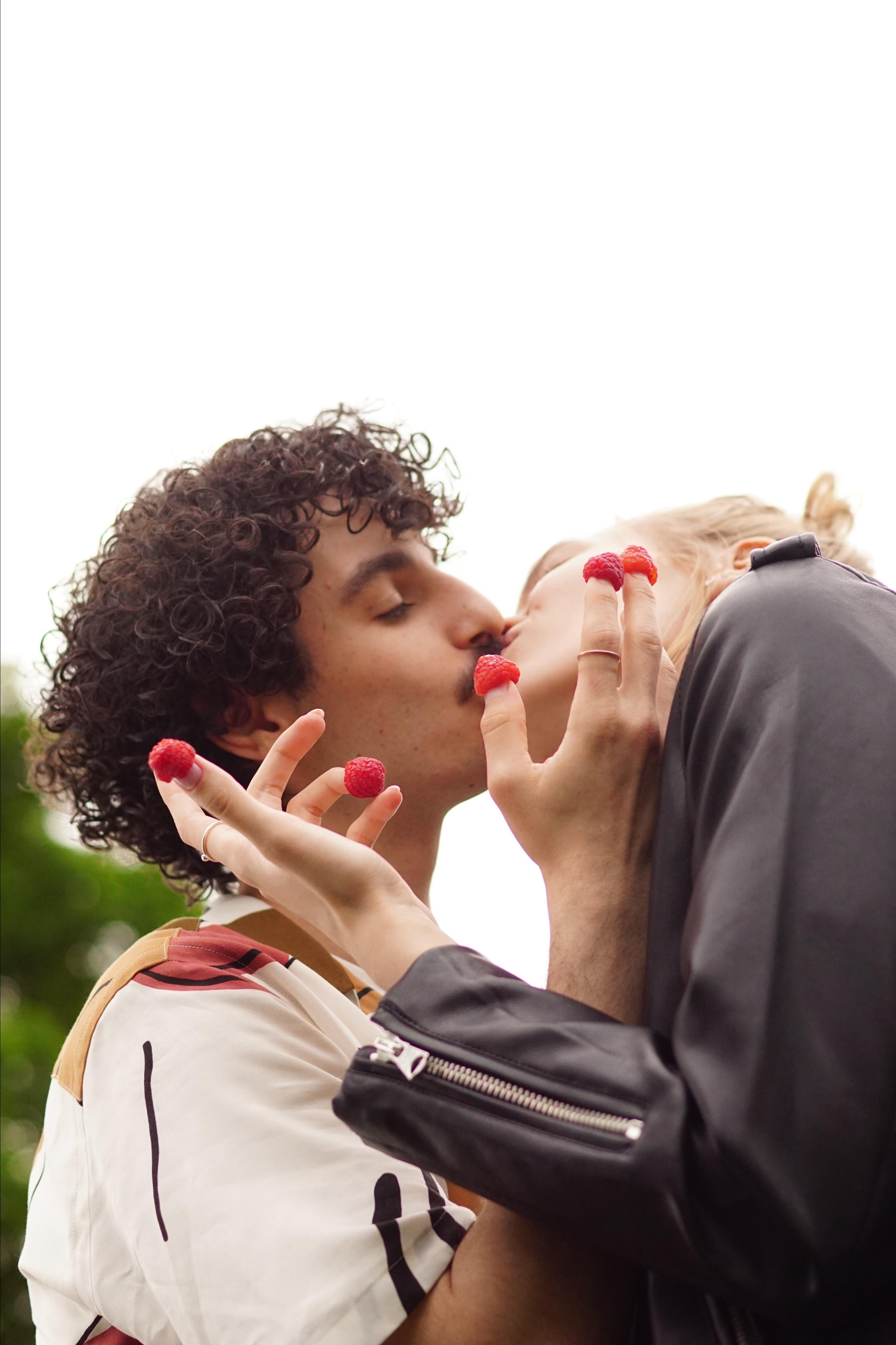поцелуй мужчины и женщины с малиной