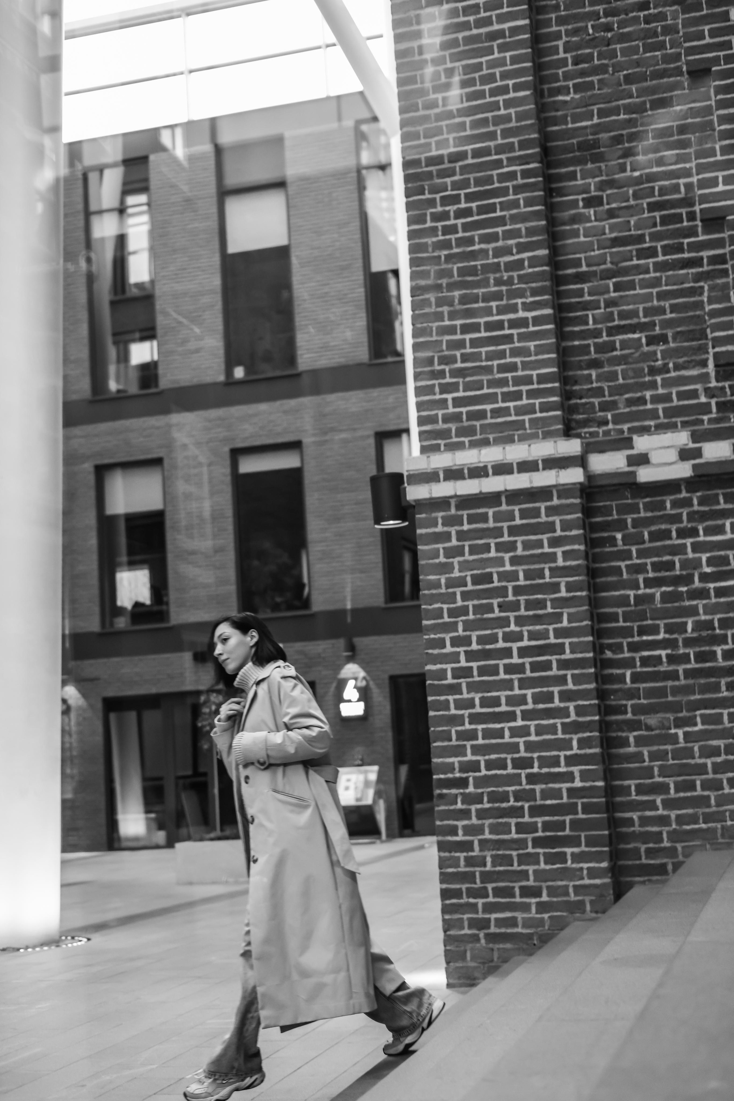 Черно-белая фотография девушки Наталья Штин, в момент движения на фоне города