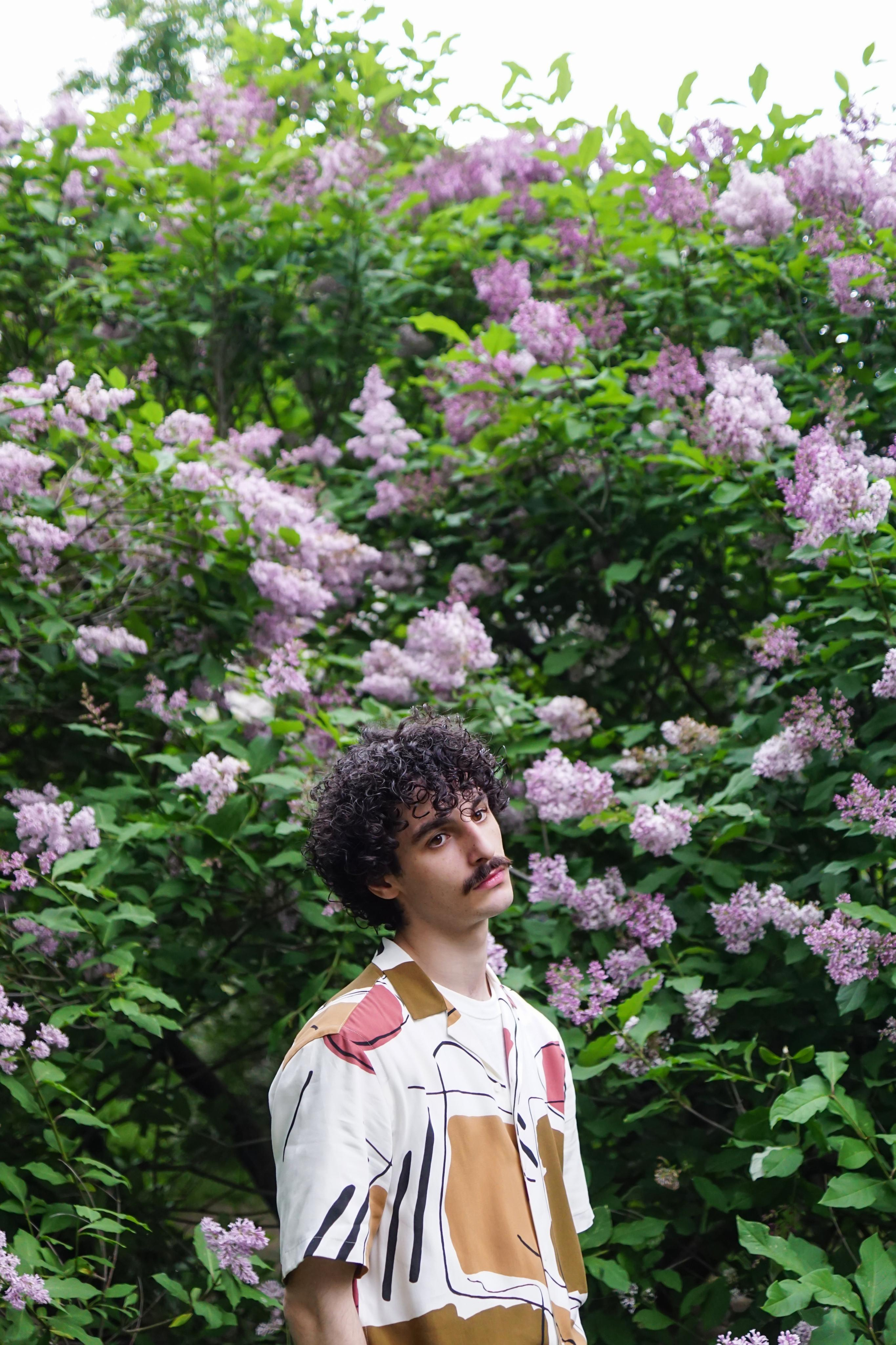 Мужчина на фоне кустов сирени