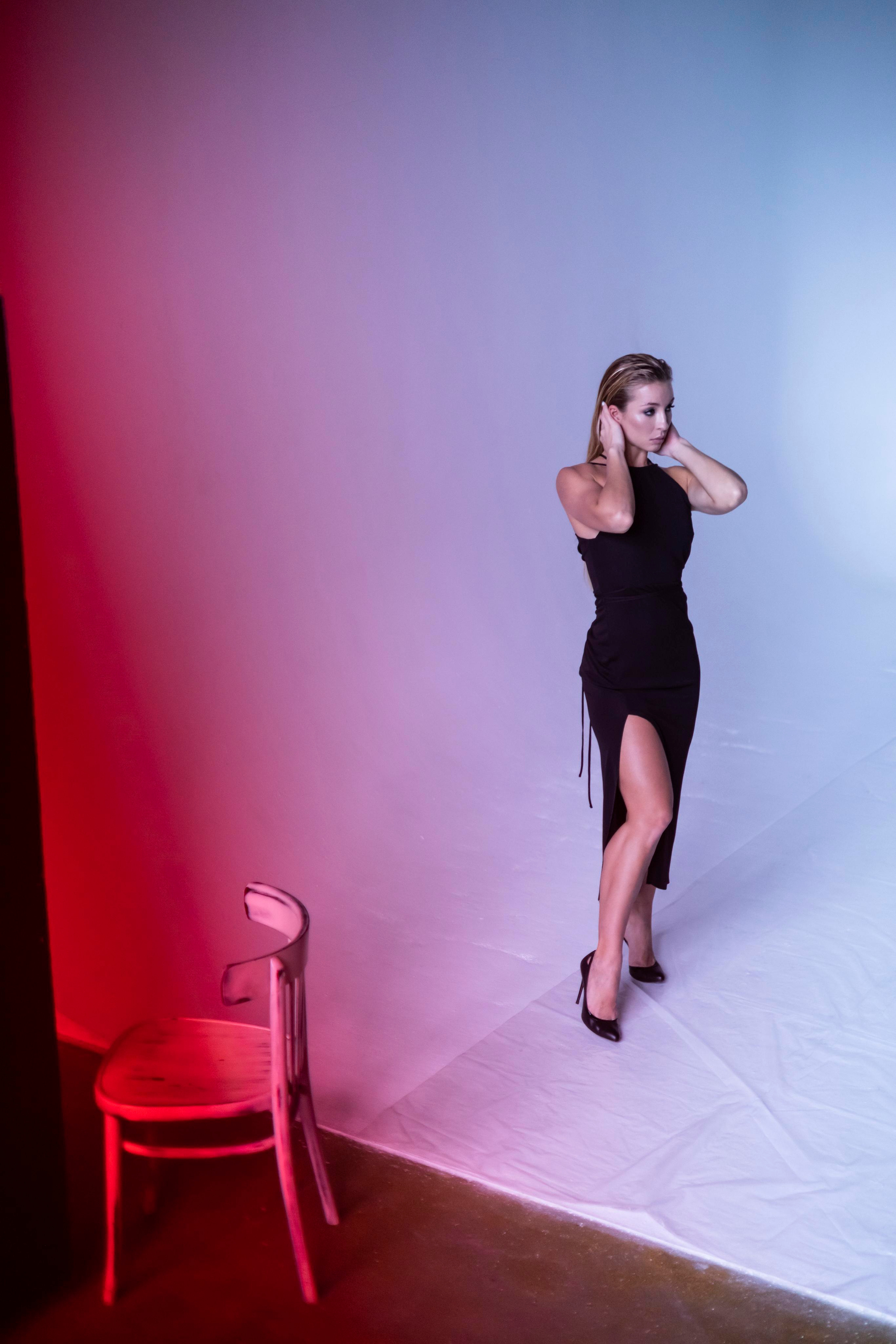 Девушка Софья Горбунова в фотостудии с красным светом на белом фоне. Фотосессия в студии