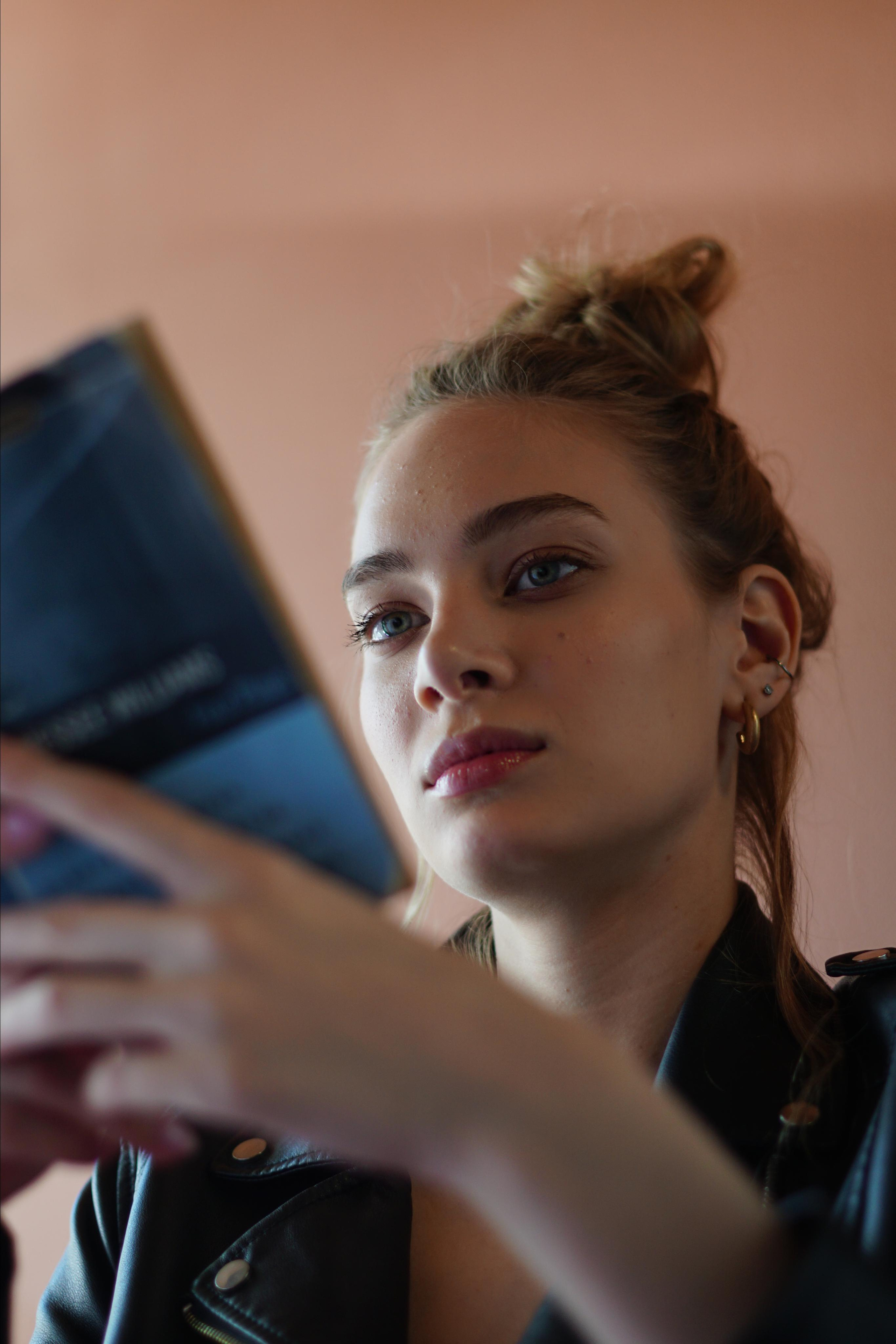 Девушка читает книгу