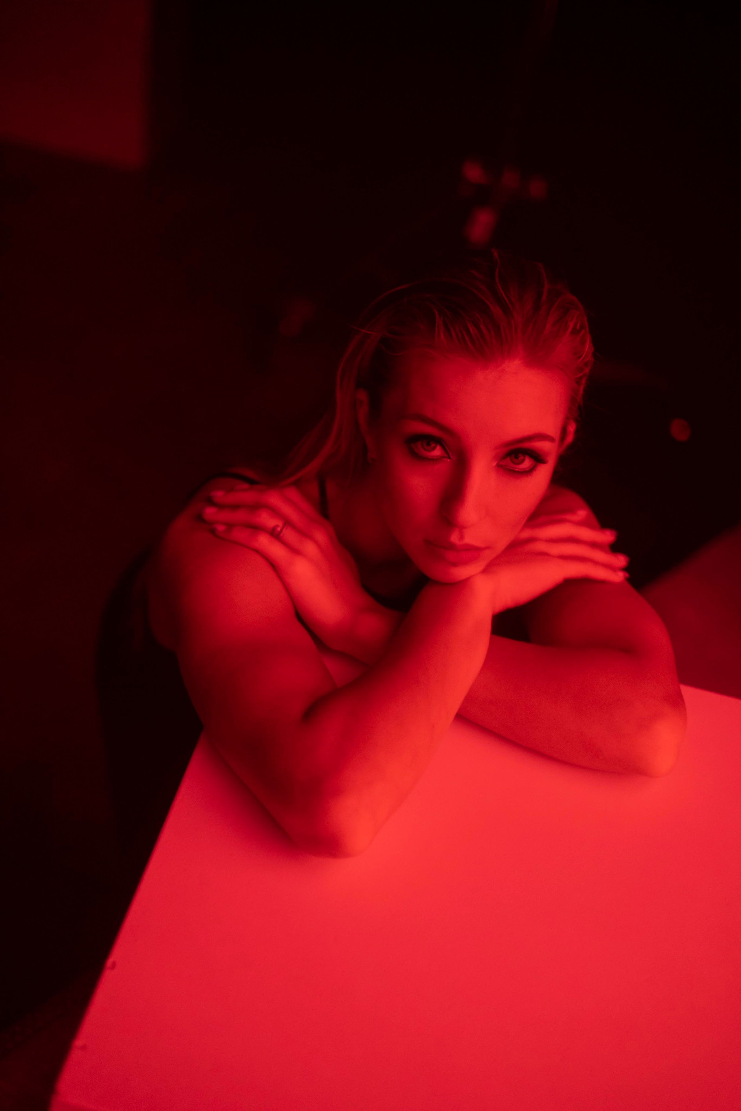 Девушка Софья Горбунова с перекрещенными руками смотрит снизу в верх. Фотосессия в фотостудии