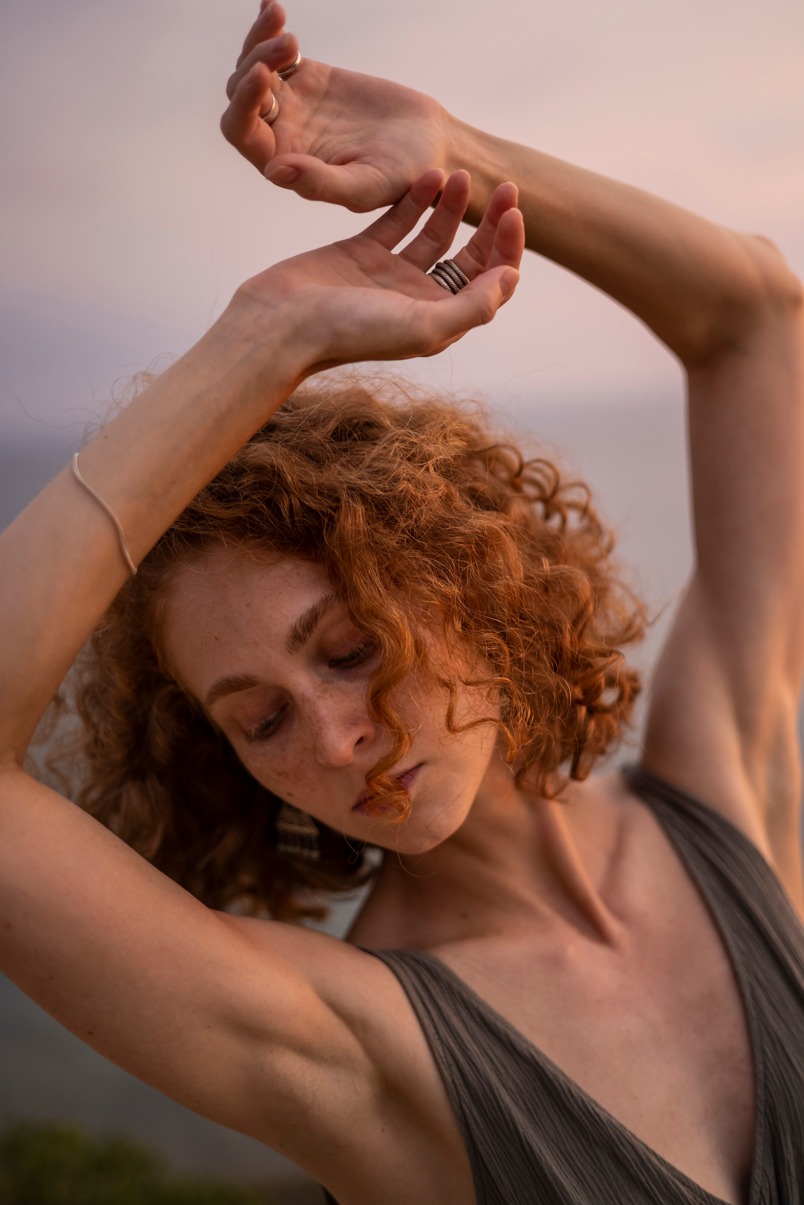 Девушка с поднятыми руками