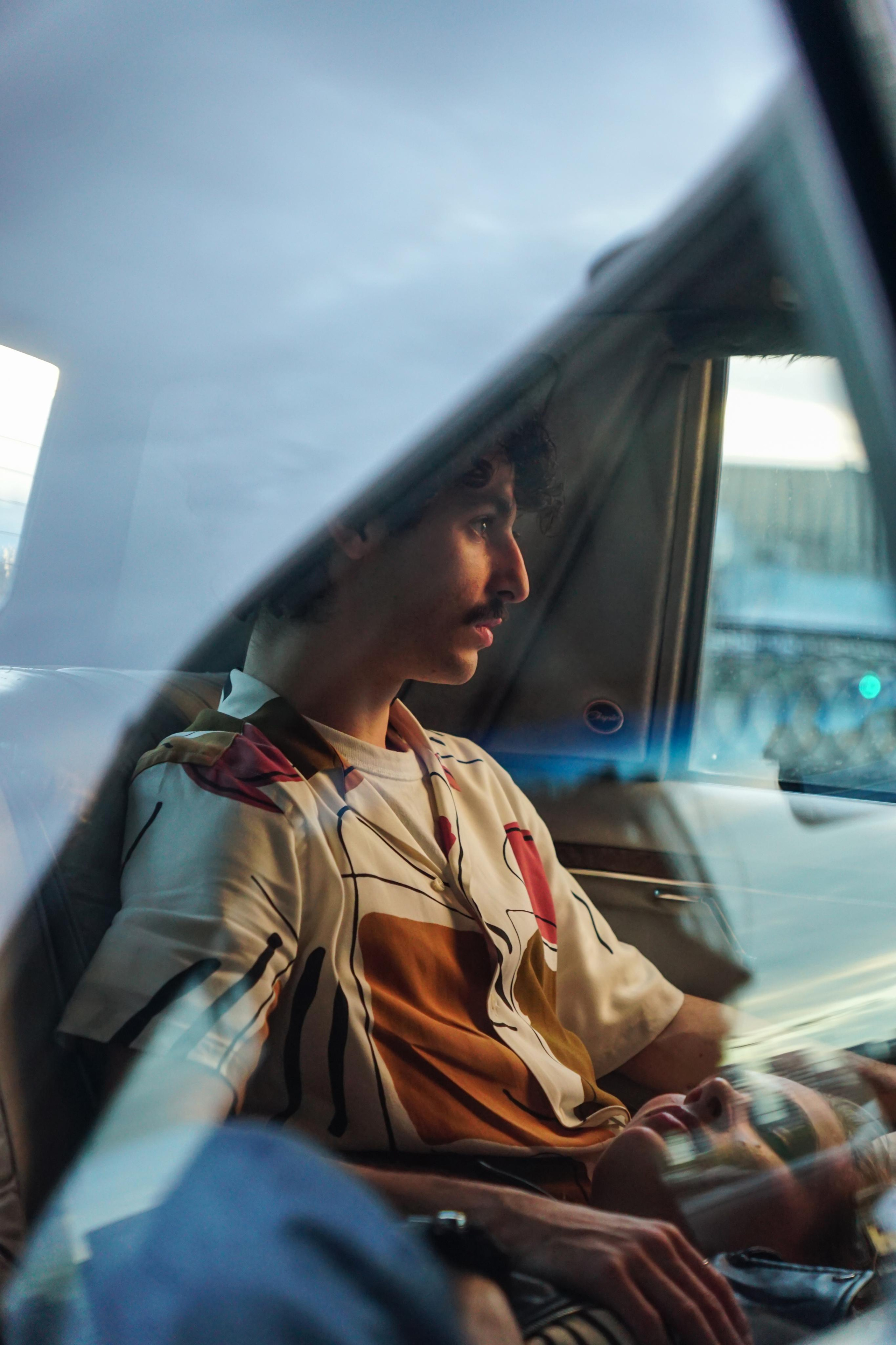 Пара в ретро автомобиле через стекло