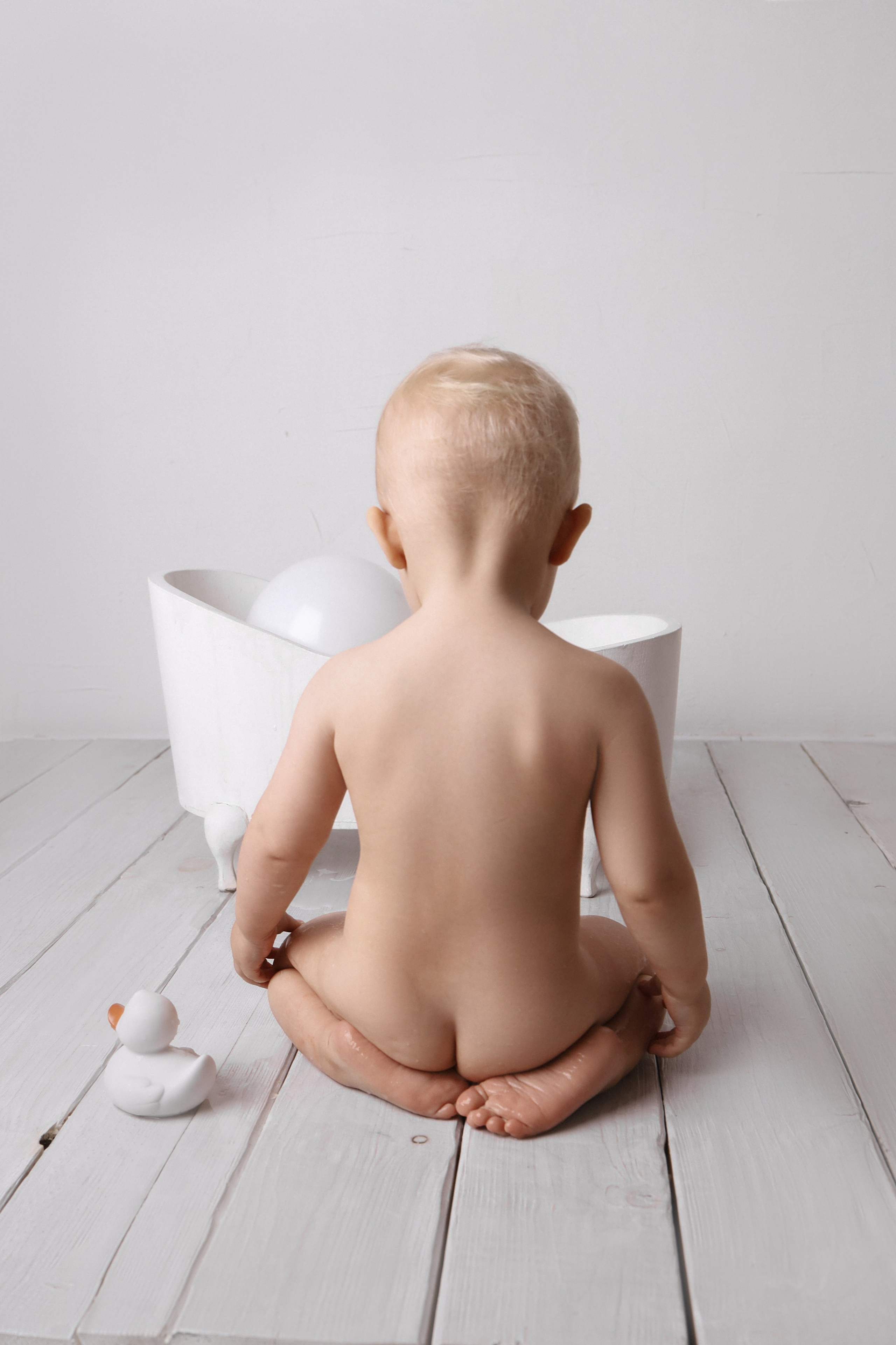 Молочная ванна. Фотограф новорожденных и детский фотограф в Новосибирске