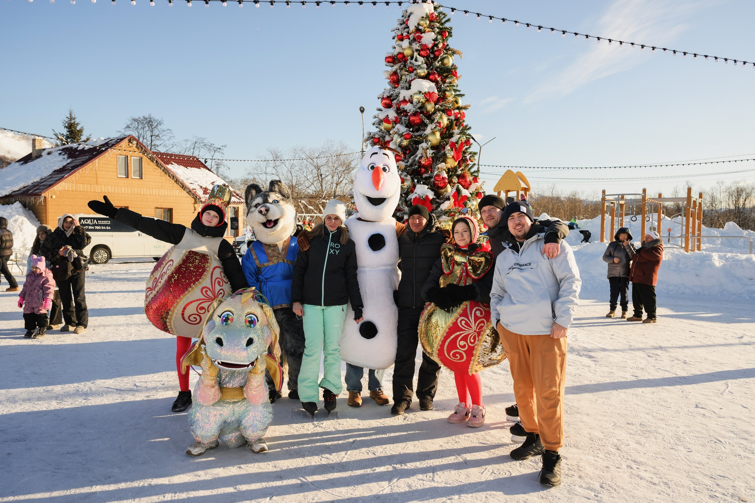 Фотосъемка новогоднего мероприятия на улице в Петропавловске-Камчатском, Запечатление новогоднего праздника на Камчатке, Профессиональная съемка уличных гуляний в Петропавловске-Камчатском, Новогодняя фотосъемка на фоне праздничного города.