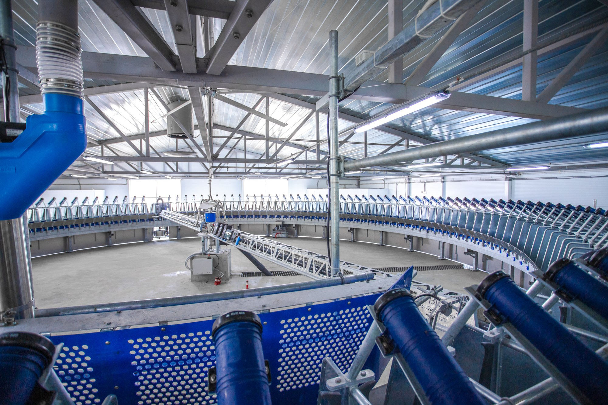 Открытие карусели для дойки скота. Репортажный, промышленный и маркетплейс-фотограф Дмитрий Чернат