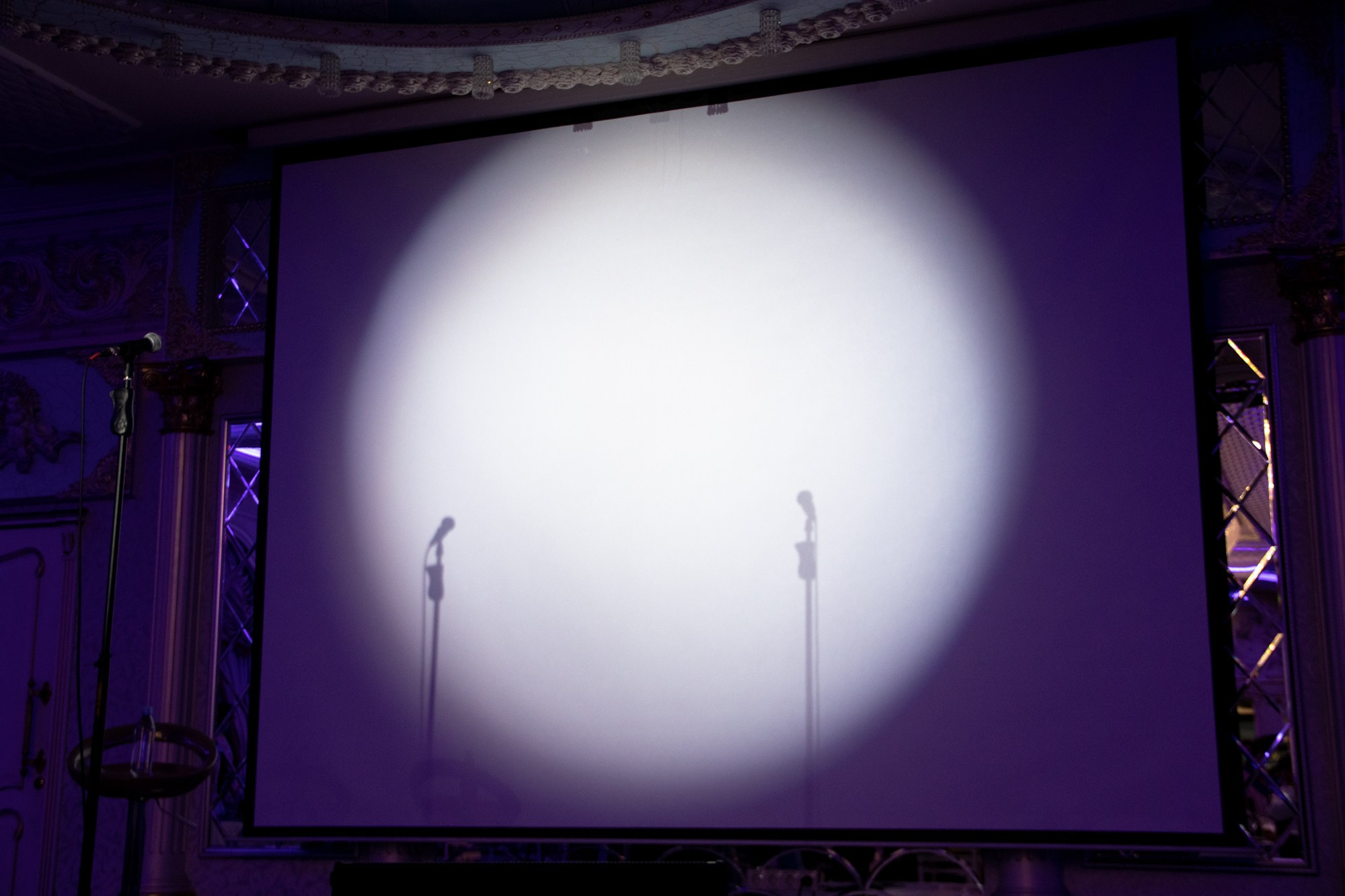 Выступление стендап-комика Дмитрий Романов. Репортажный, промышленный и маркетплейс-фотограф Дмитрий Чернат