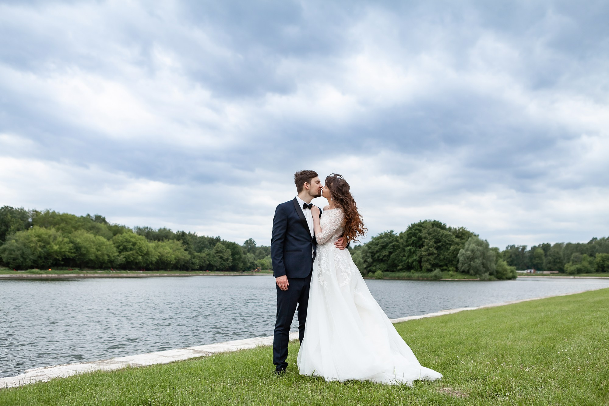 Молодожены на фоне озера