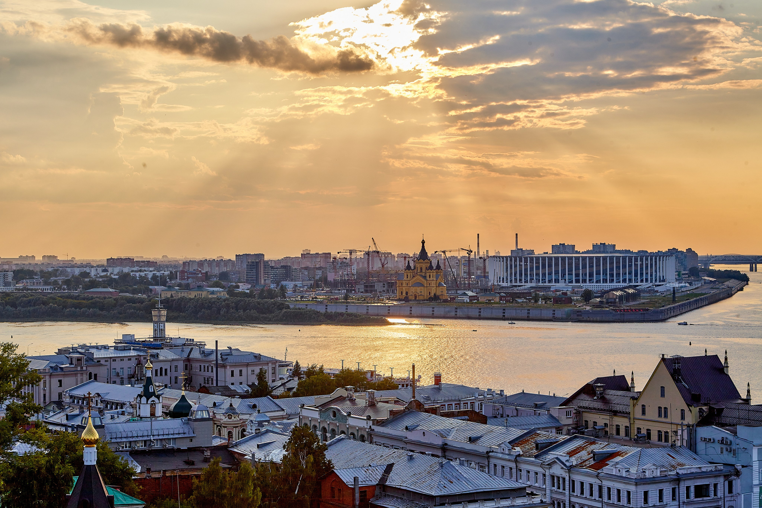 Золотое сияние куполов православных храмов Нижнего Новгорода в лучах заката, фото Николая Голованова, г. Дзержинск.