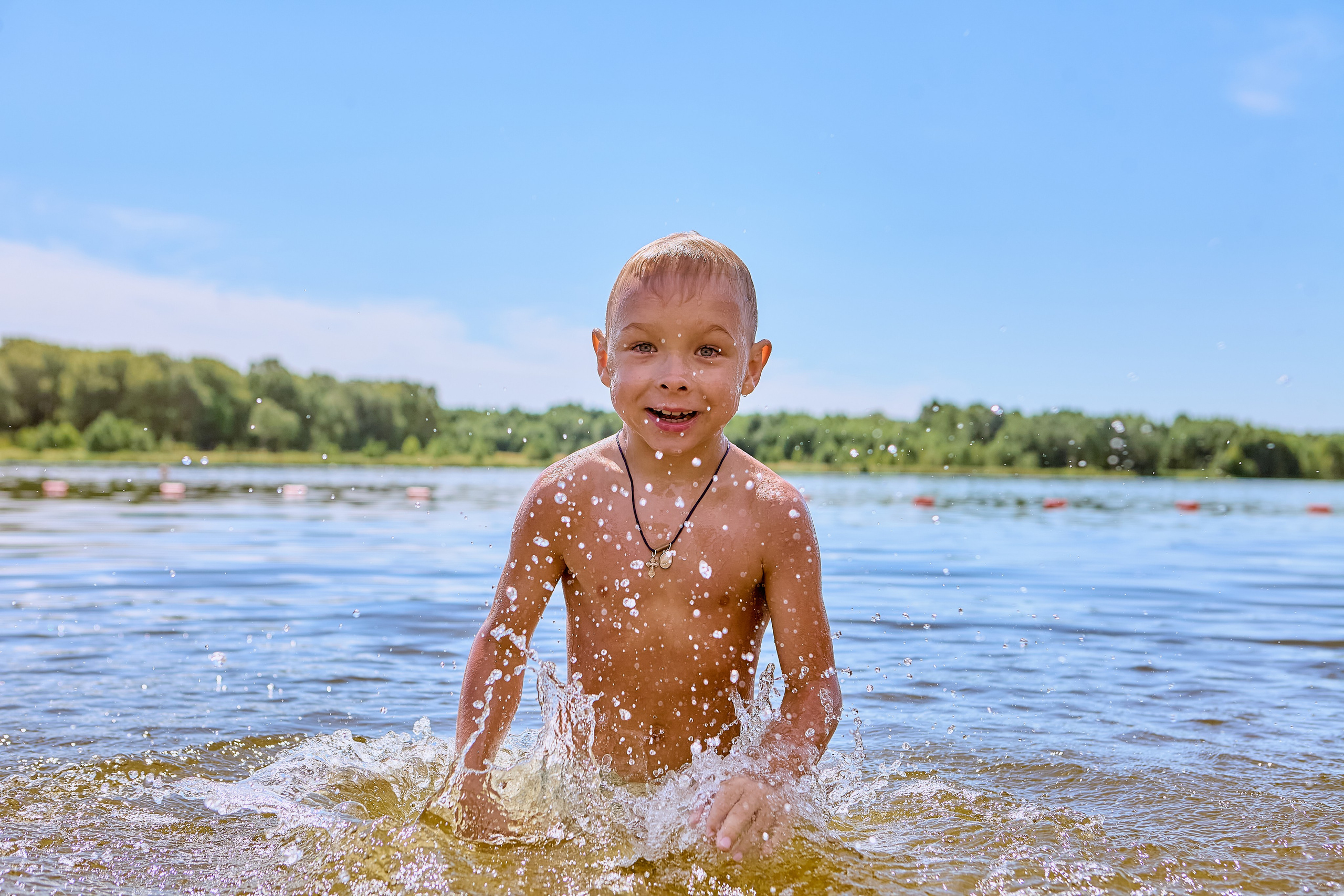 Семейная прогулка летом на озере