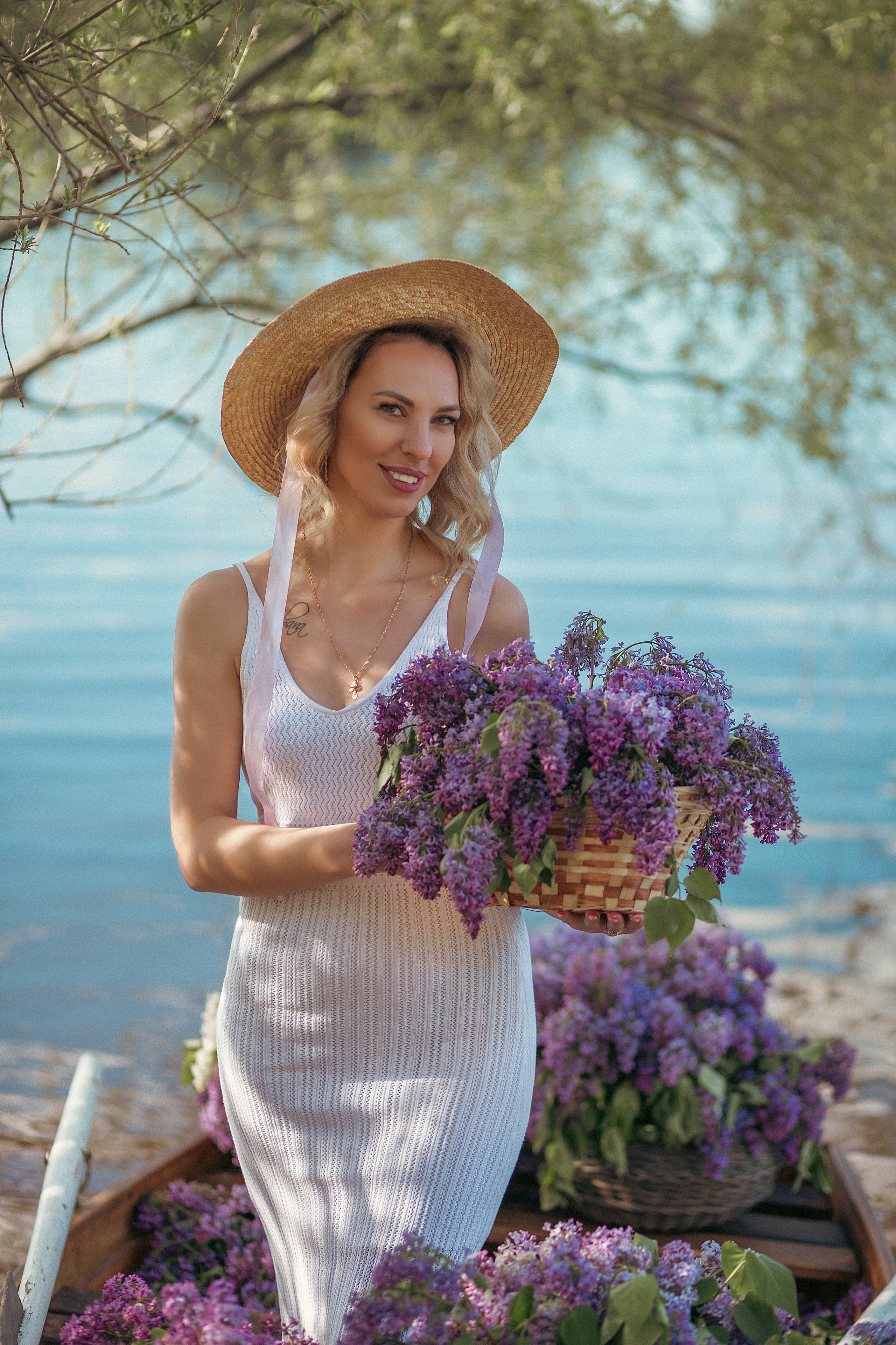 Яна в лодке с сиренью. Фотограф Ольга Бобб Нижний Новгород