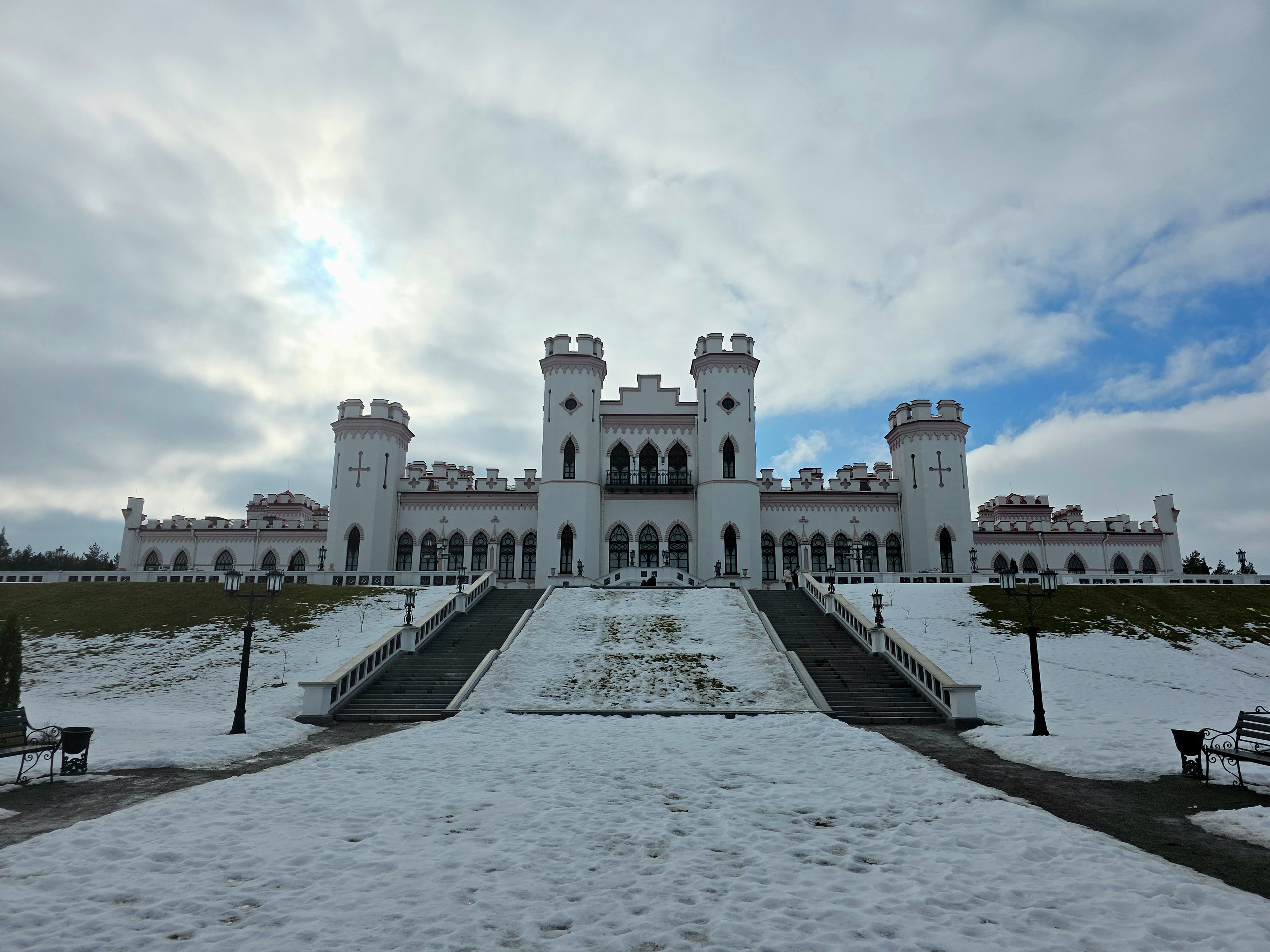 В замке, кроме музея, разместились ресторан и отель