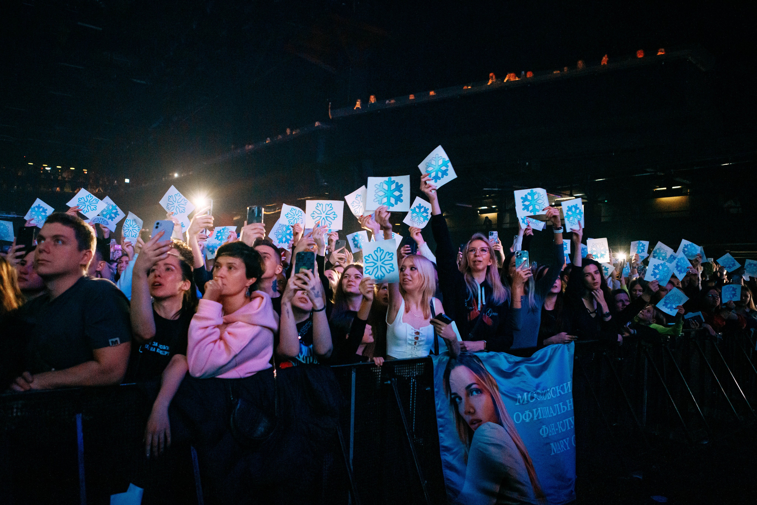 КОСИЧКИ ОТРЕЗАЛА И СОБРАЛА СТАДИУМ