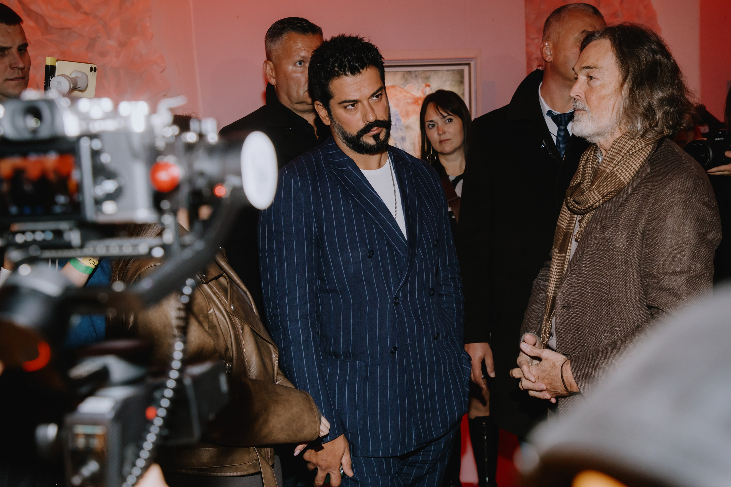 Бурак Озчивит посетил выставку Никаса Сафронова. Фотограф в Москве и Санкт-Петербурге Дарина