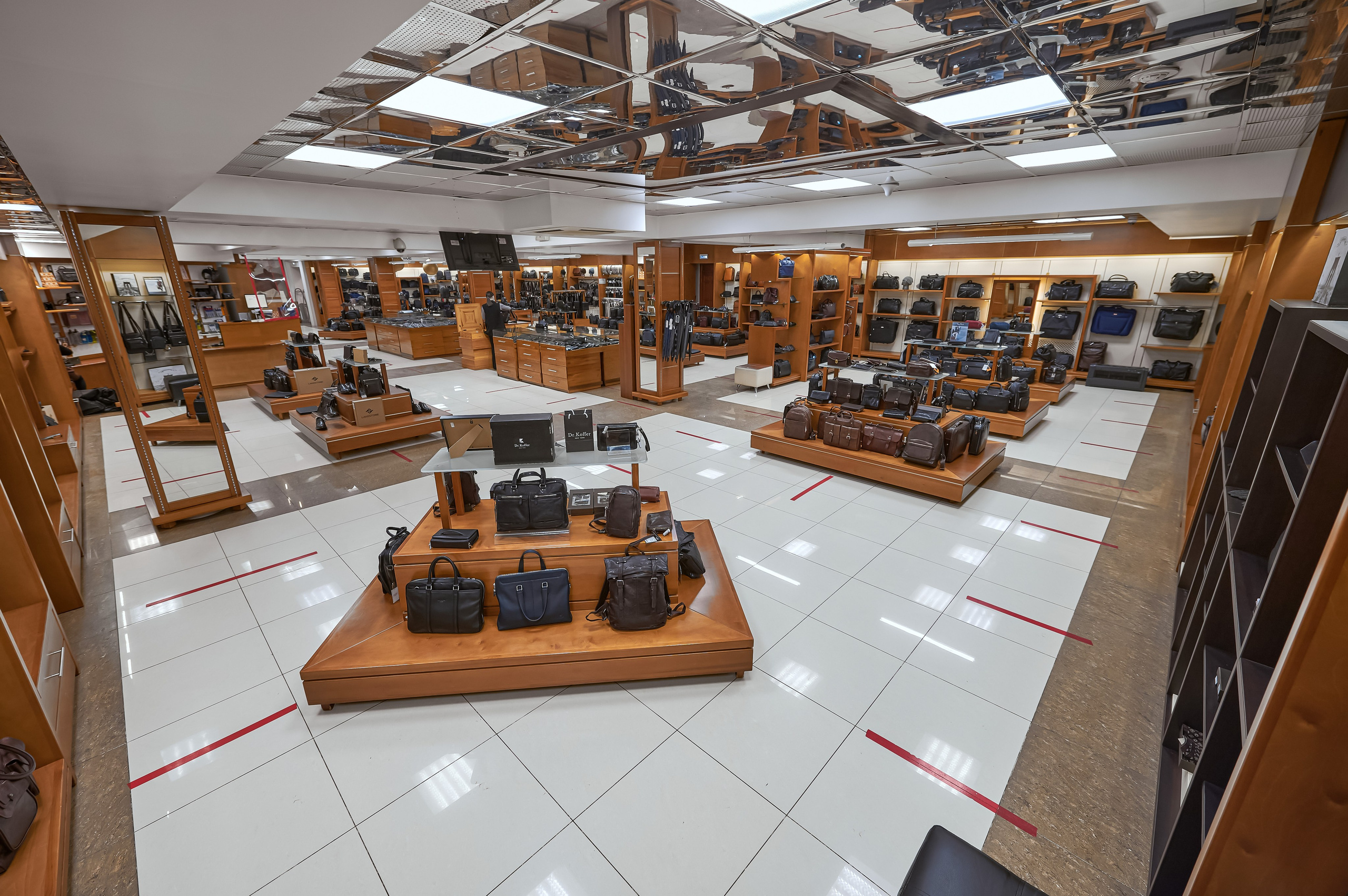 Портфолио по интерьерной и экстерьерной фотосъёмки: Мир Сумок — Правый берег. Фотограф Яковлев Роман — Красноярск