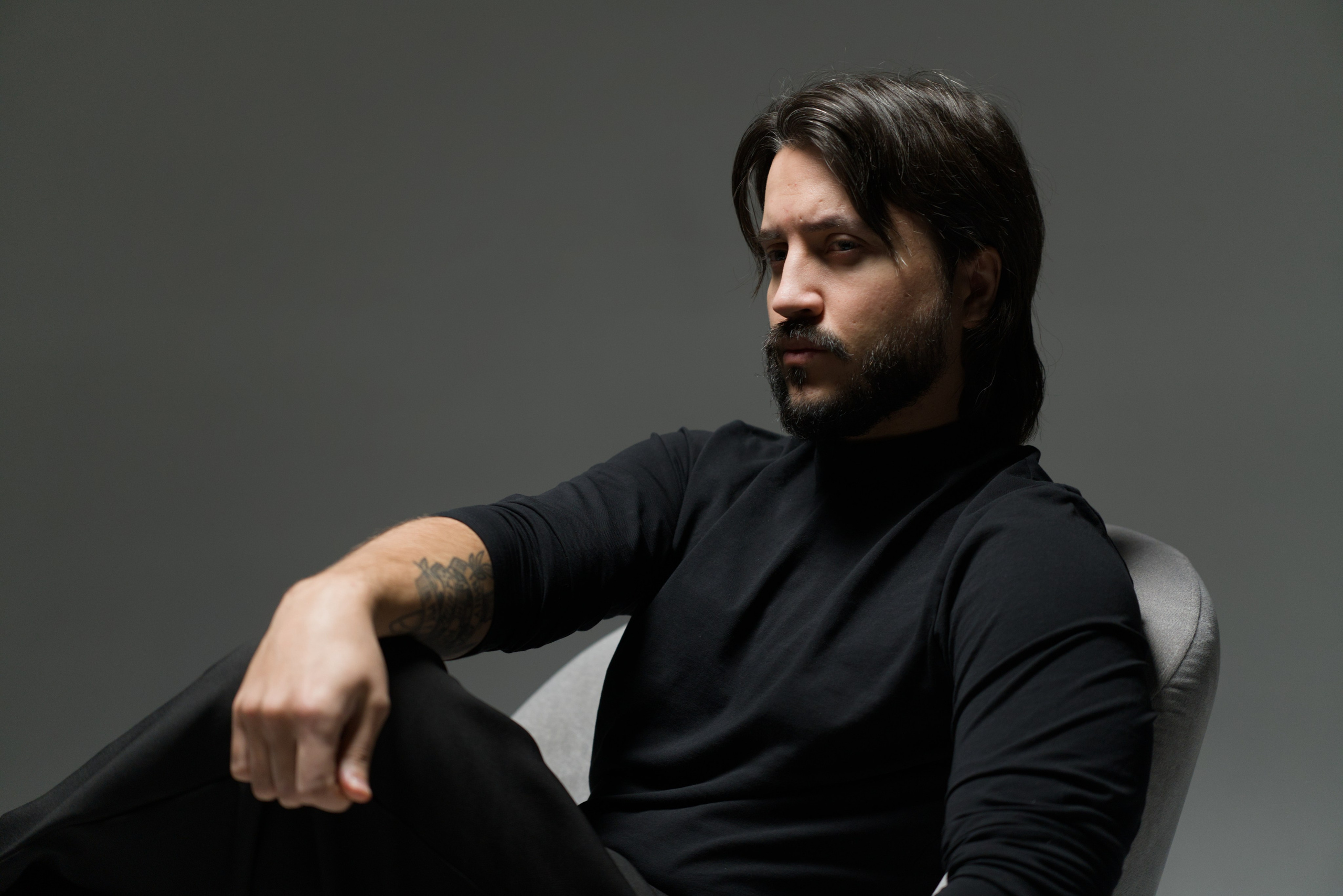 Мужской портрет в кресле. Мир глазами Саши Д