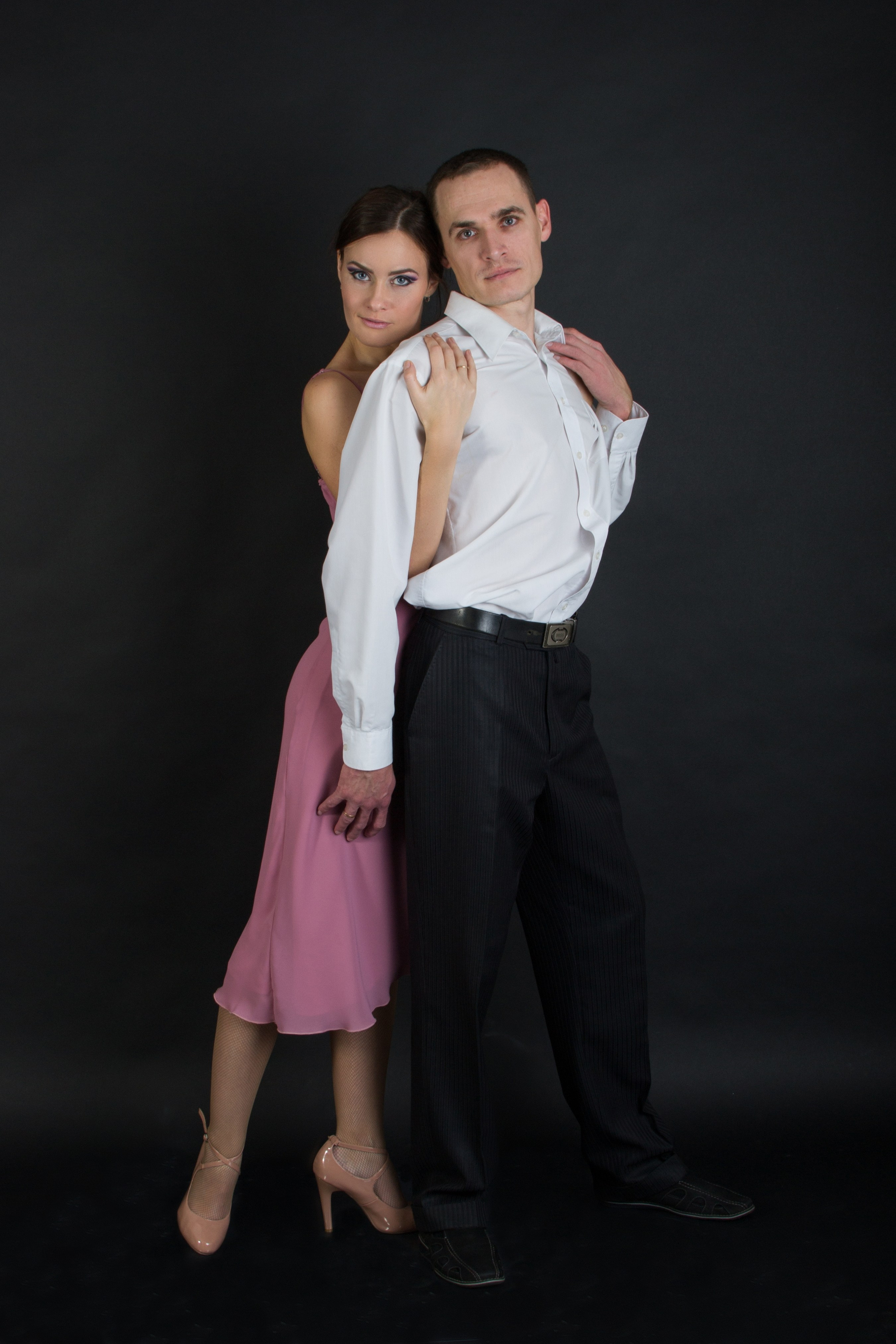 Юлия с мужем в танце. Портретный креативный творческий фотограф в Казани Михаил Бушенев