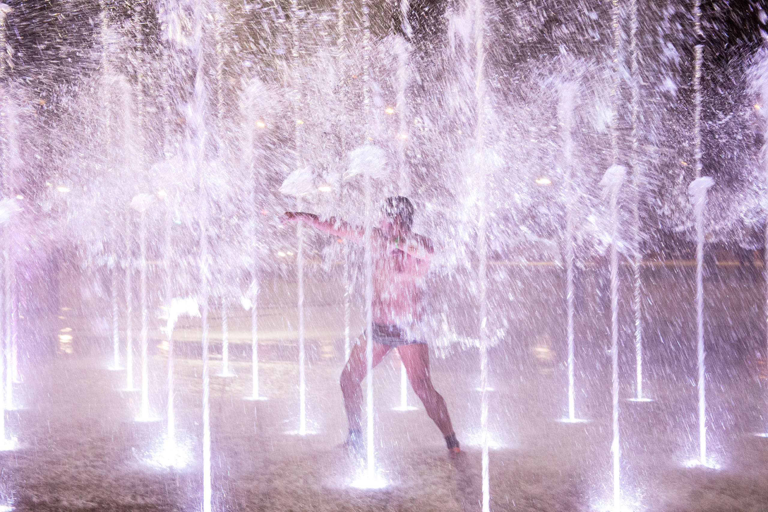 Фотосессия в фонтане. Фотограф Пермь. Фотосессия в фотостудии Перми и на свежем воздухе