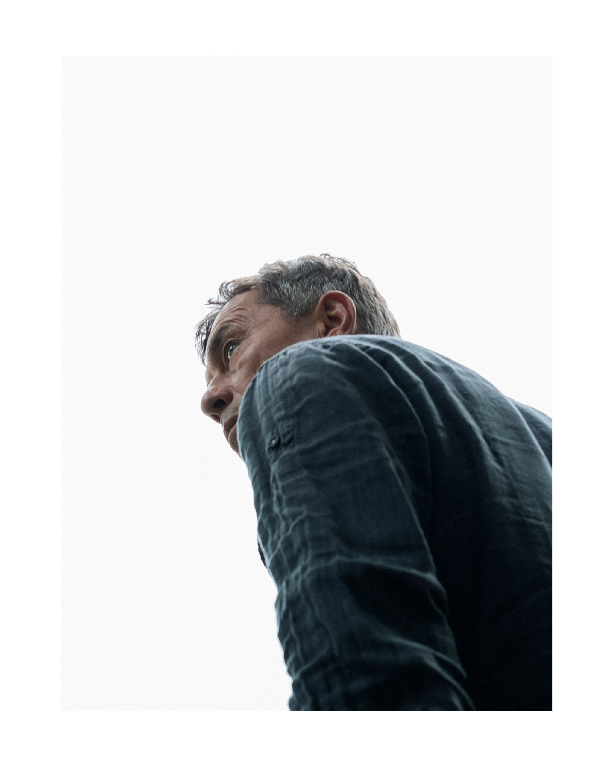 портрет мужчины снизу