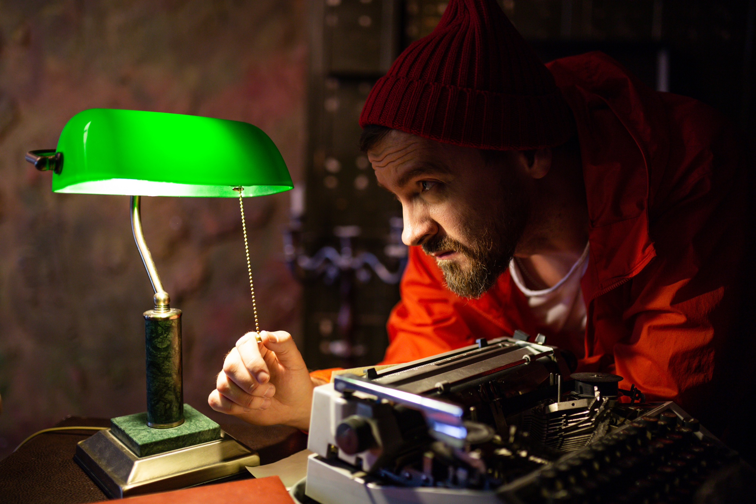 Мужчина включает лампу.