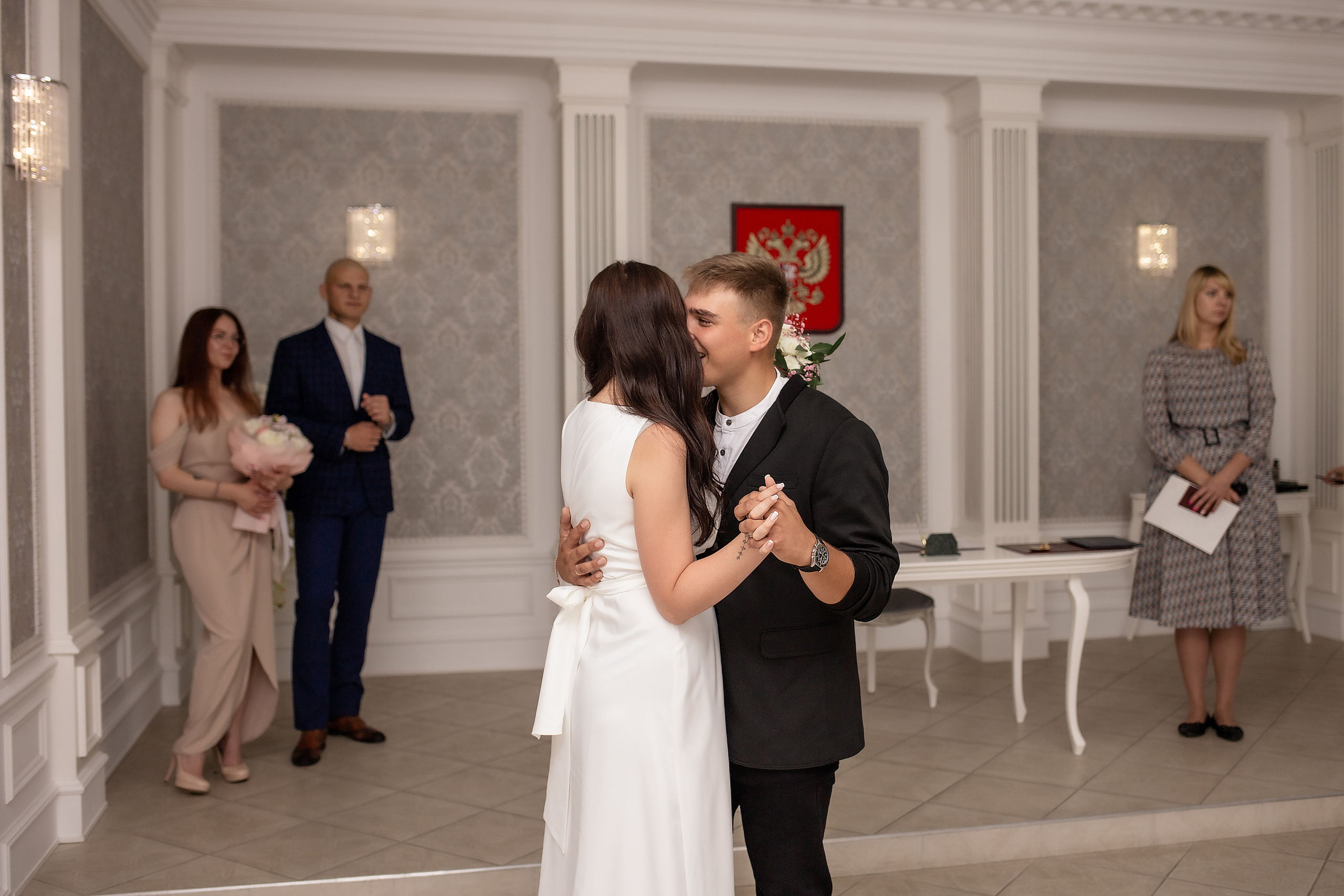 Эвелина и Георгий. В загсе. Фотограф в Калининграде Решетникова Алина