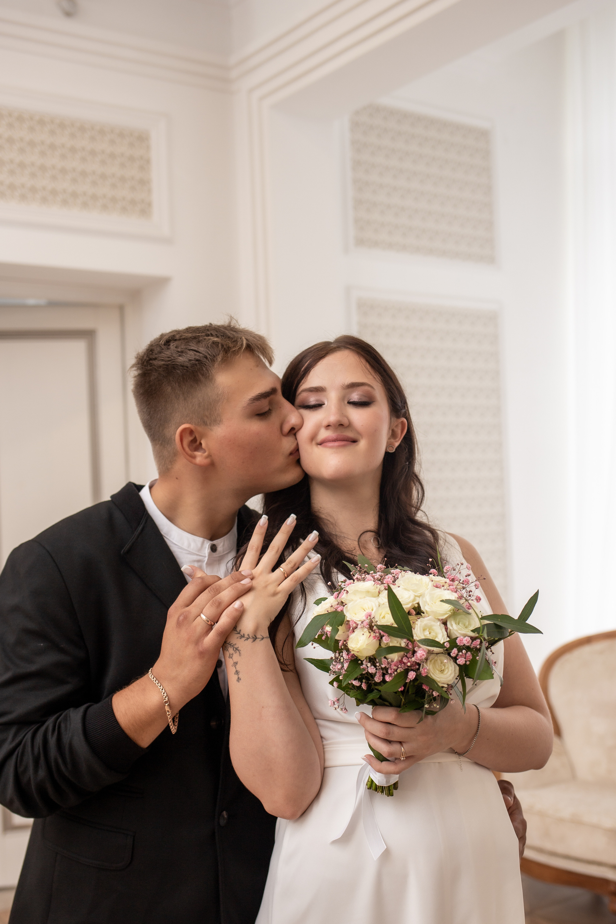 Эвелина и Георгий. В загсе. Фотограф в Калининграде Решетникова Алина