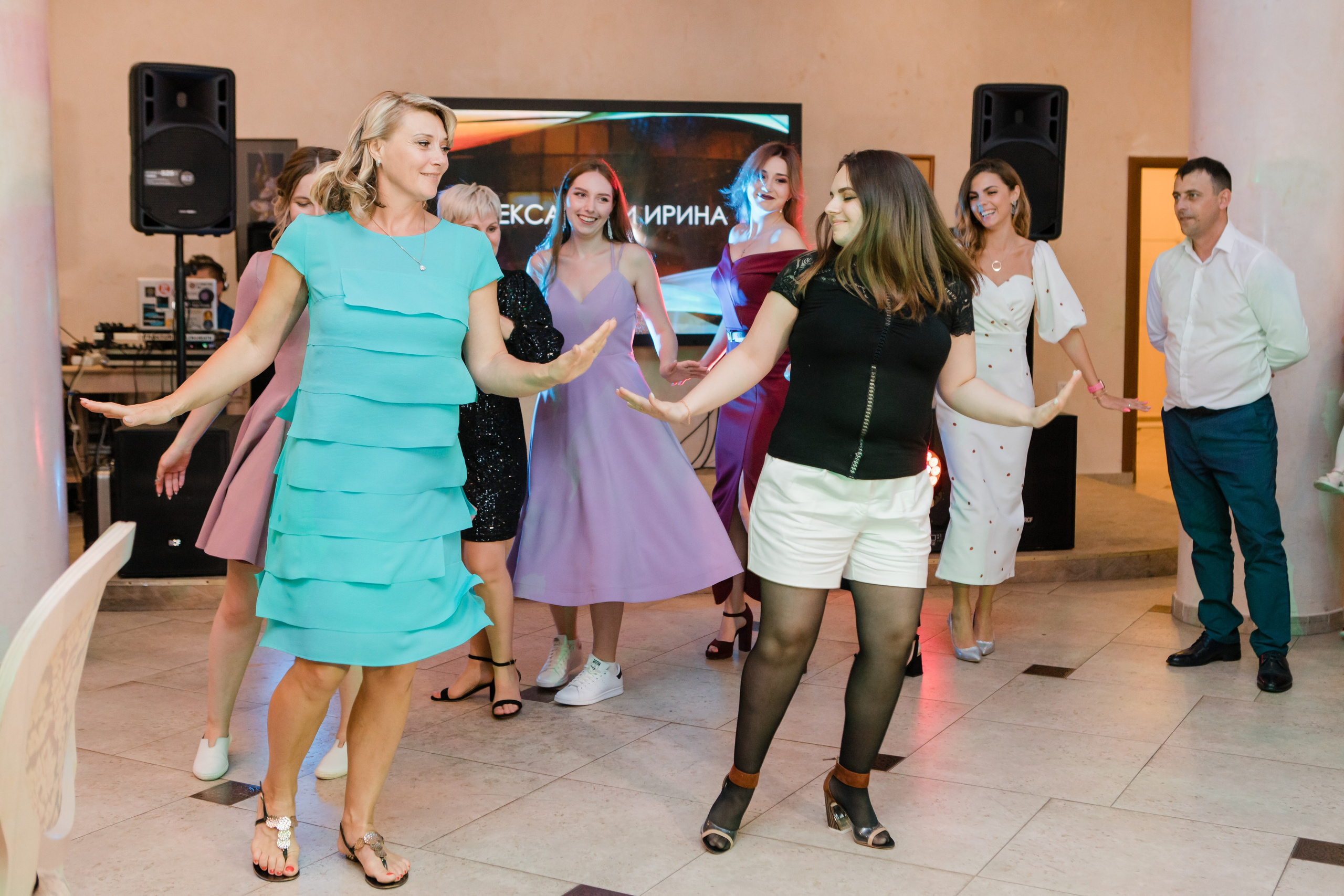 Свадебная фотосъемка Михаила и Ольги. День нашей свадьбы. Видеосъемка и фотосъемка свадеб. Фотограф и оператор на свадьбу. Видеосъемка подкастов, собственная видео-фотостудии. Предметная фотосъемка