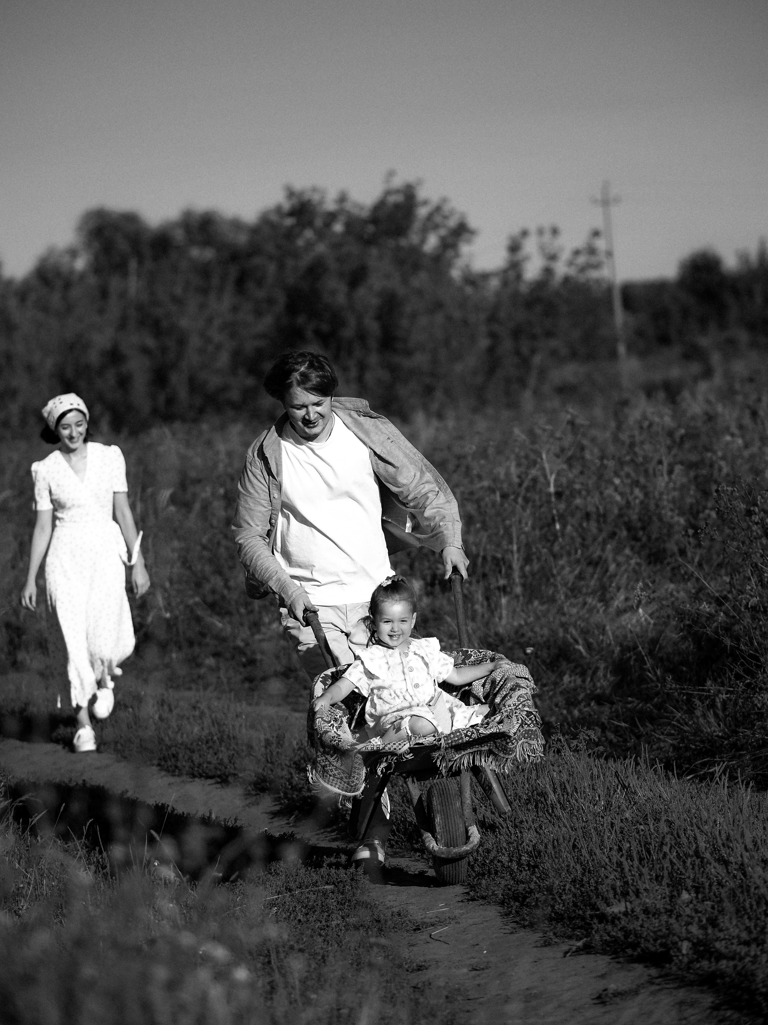 Гоняться по полю на тачке с мамой и папой. Обижаться. Смеяться. Фотограф Рязань. Семейный Свадебный фотограф