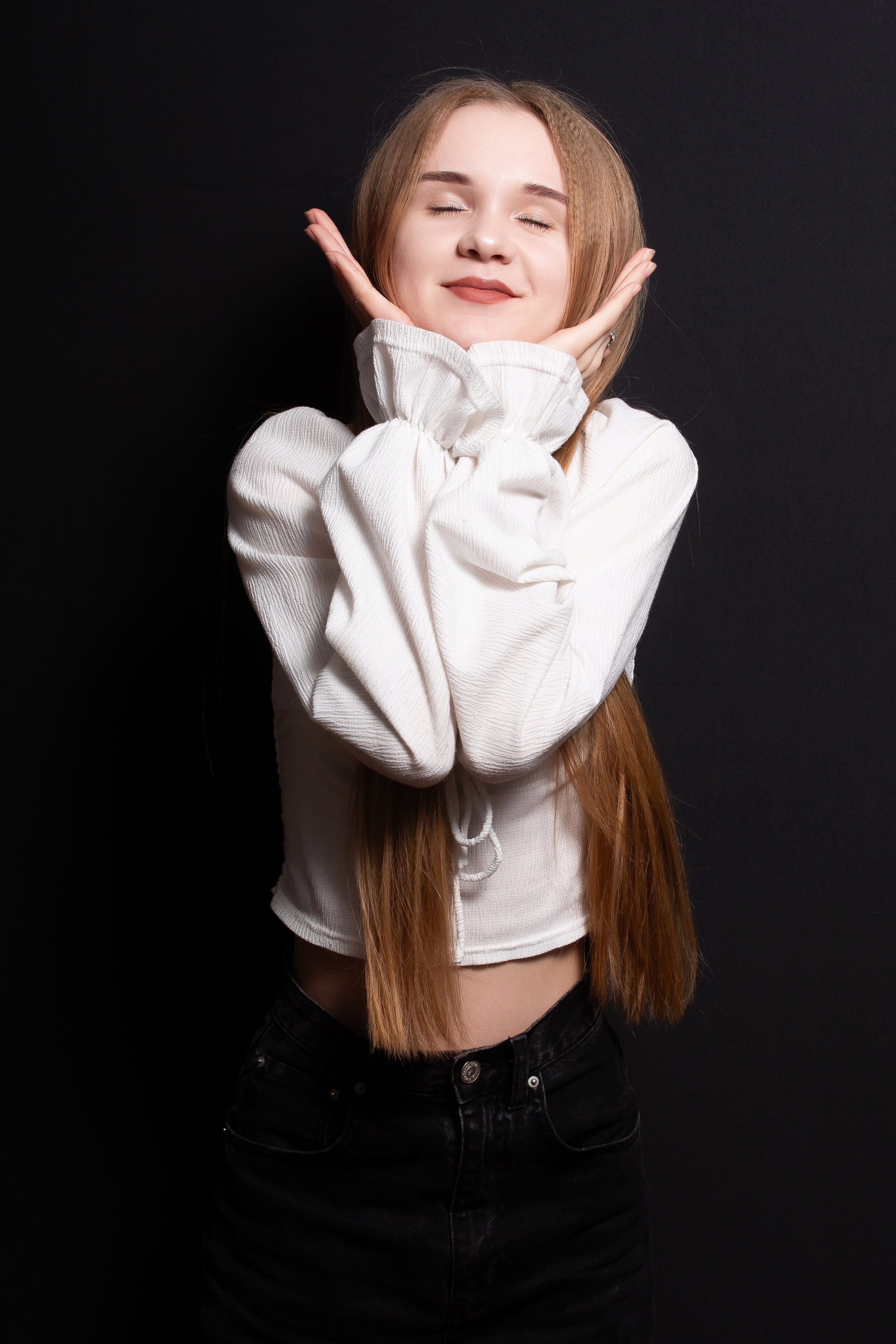 Портретная фотосессия для учеников 9 класса на чёрном фоне | Школьный фотограф Николай Богатырёв | Твой альбом / Твои правила. ТВОЙ АЛЬБОМ / ТВОИ ПРАВИЛА