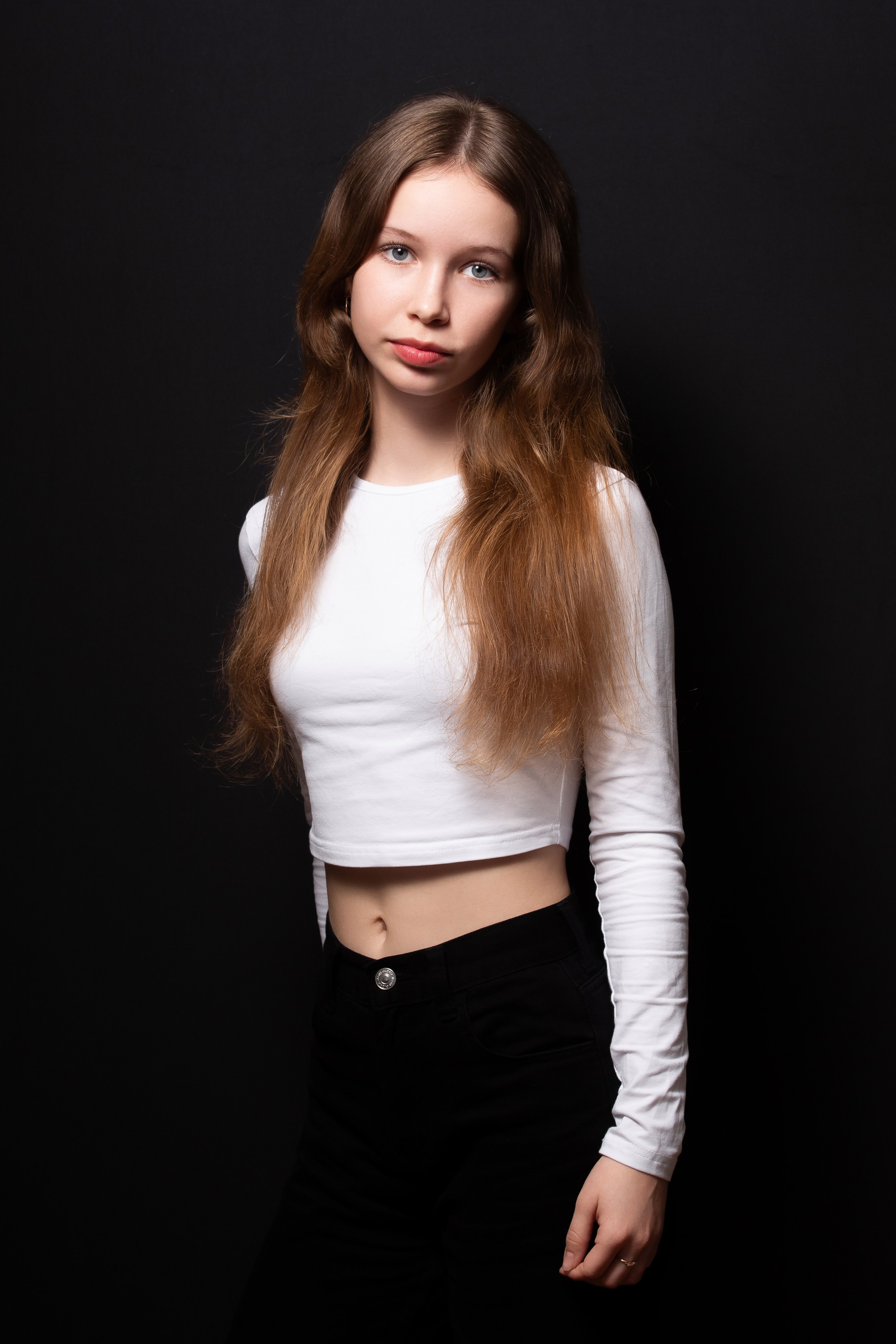 Портретная фотосессия для учеников 9 класса на чёрном фоне | Школьный фотограф Николай Богатырёв | Твой альбом / Твои правила. ТВОЙ АЛЬБОМ / ТВОИ ПРАВИЛА