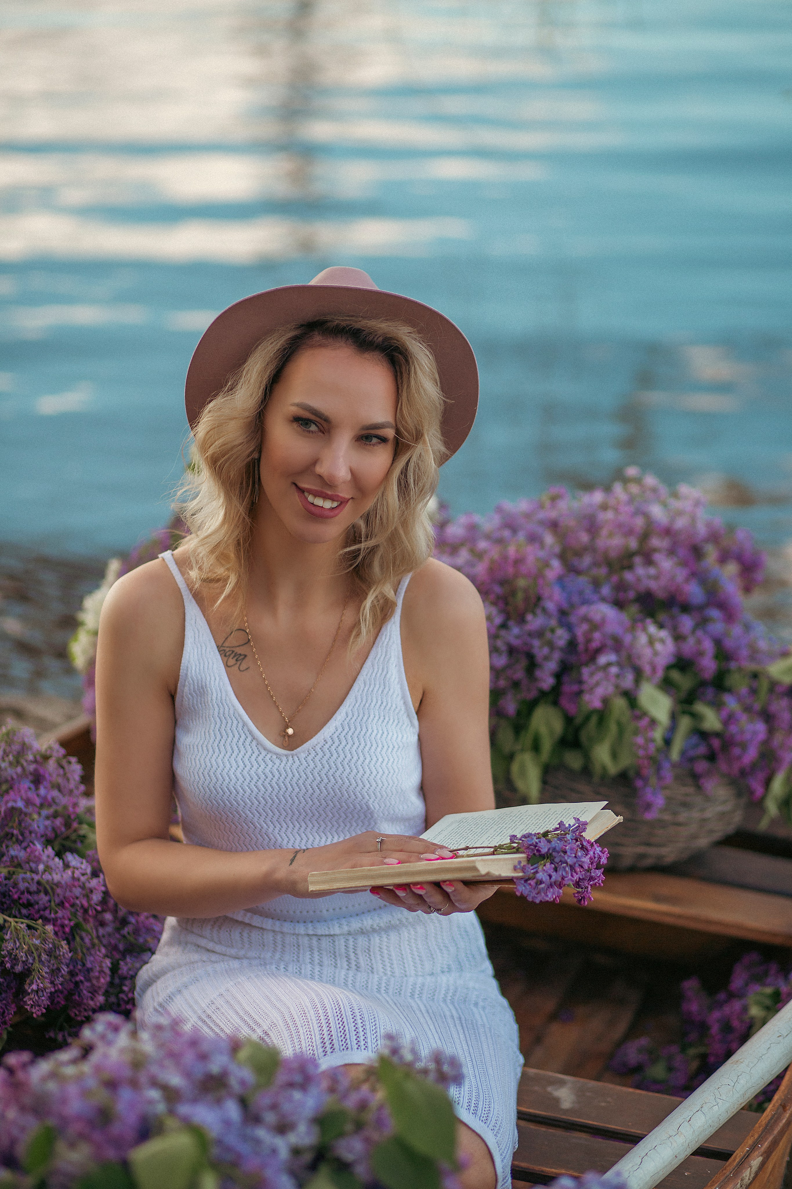 Яна в лодке с сиренью. Фотограф Ольга Бобб Нижний Новгород