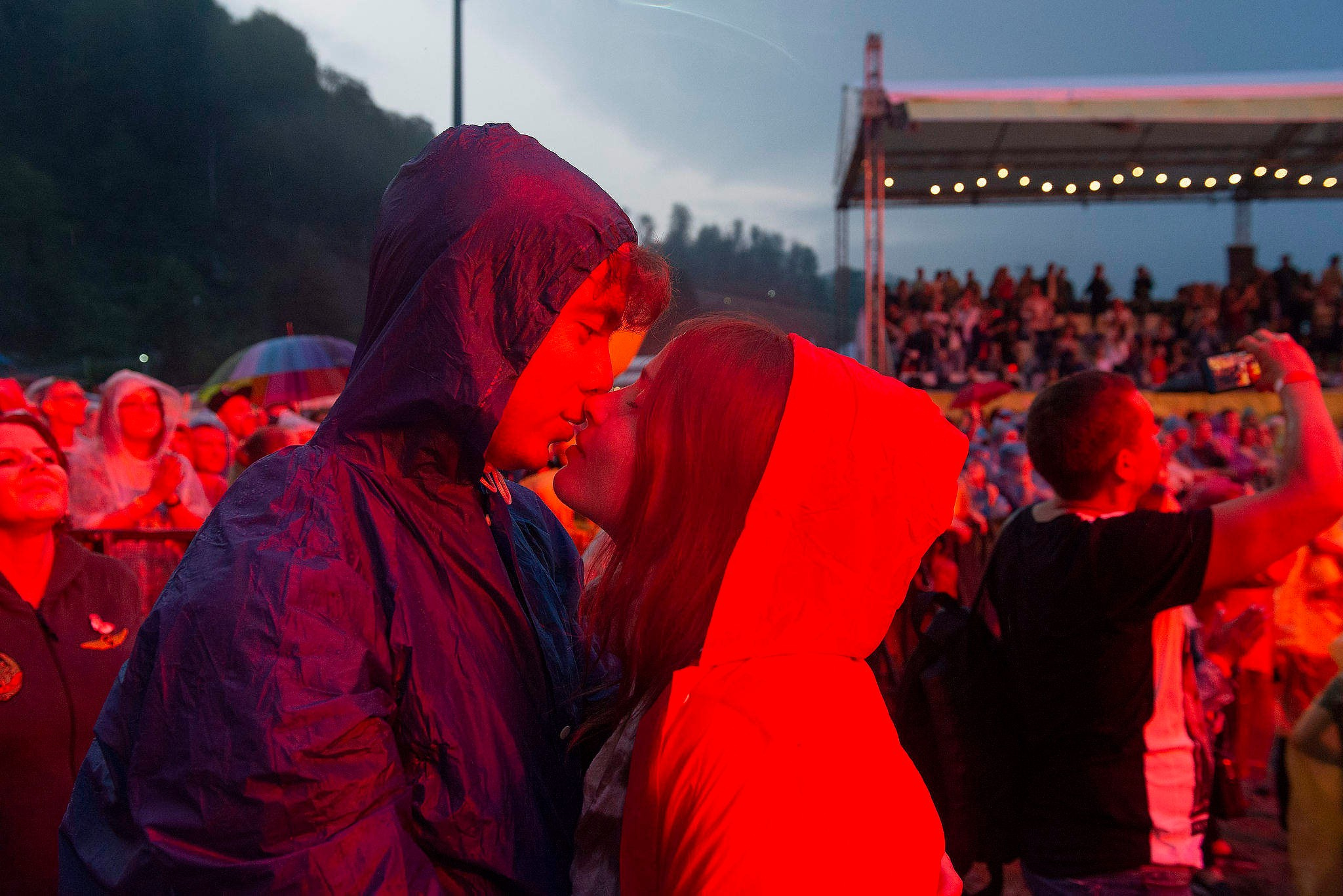 Зрители целуются на музыкальном фестивале в Красной Поляне. Съемка для компании Мегафон в 2019 году.