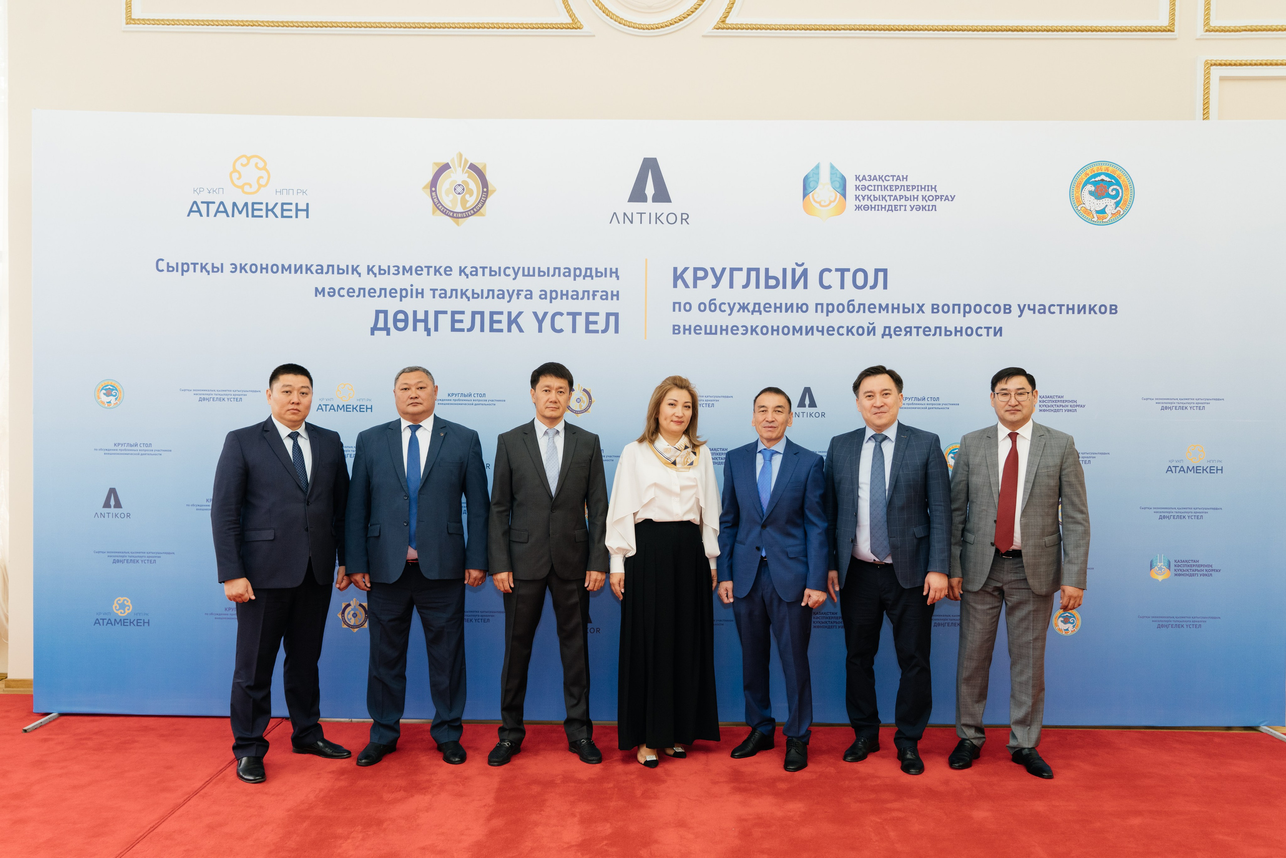 Круглый стол. Свадебный фотограф алматы Шожебаев Кайрат