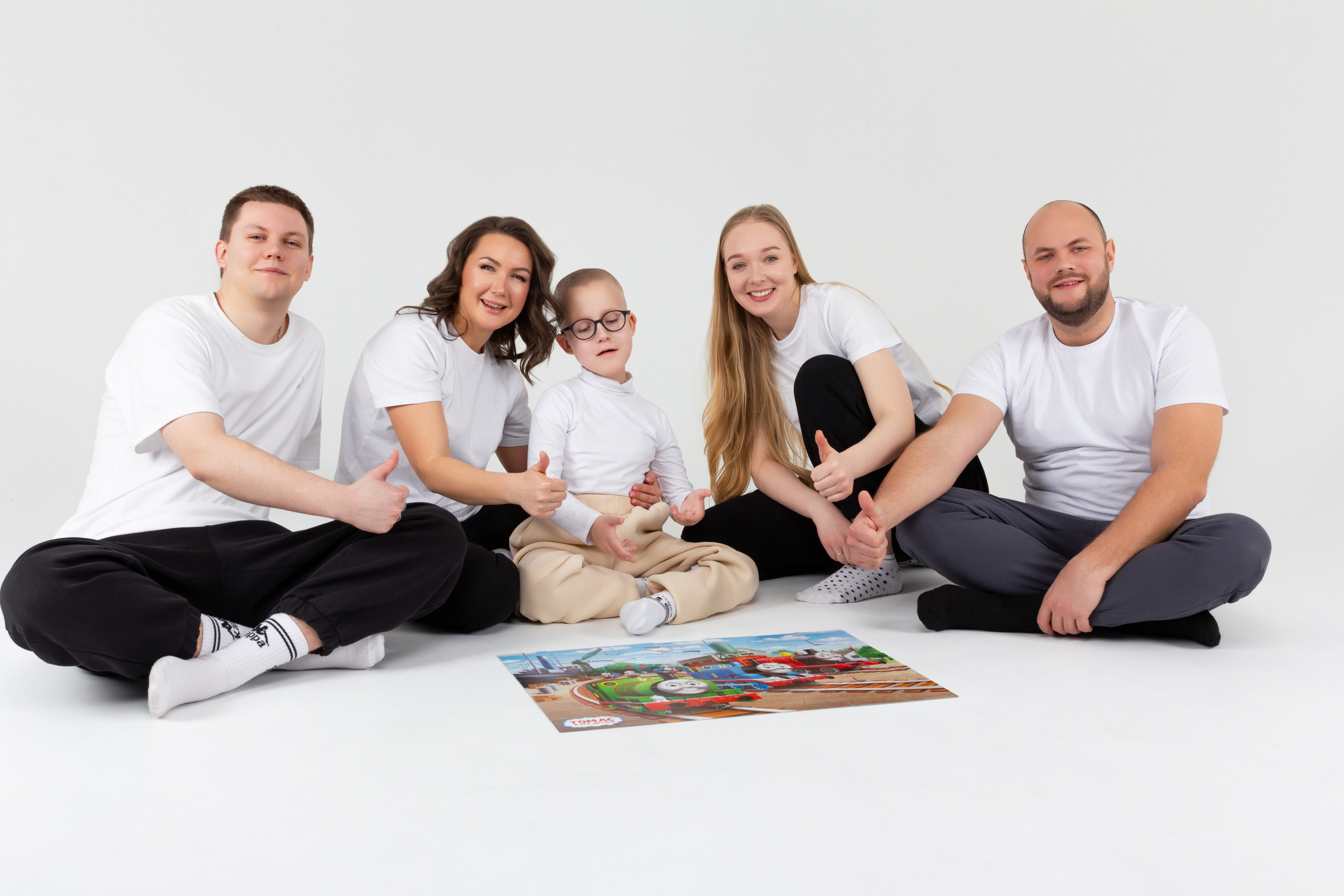 Семейная съемка на циклораме для семьи Арсения. Портретный и семейный фотограф в Санкт-Петербурге Ульяна Жукова