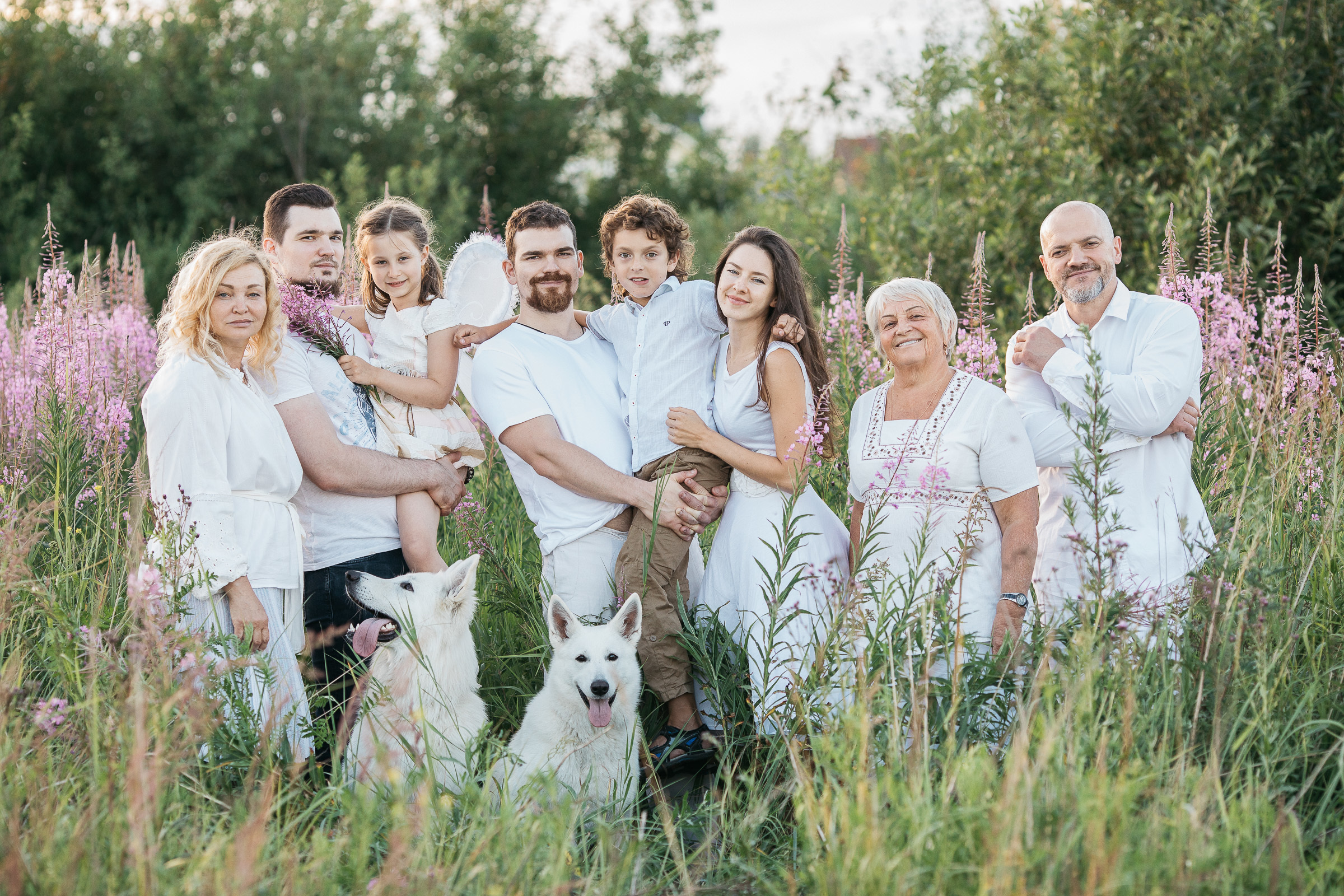 Большая семья позирует на фотосессии в раменском парке