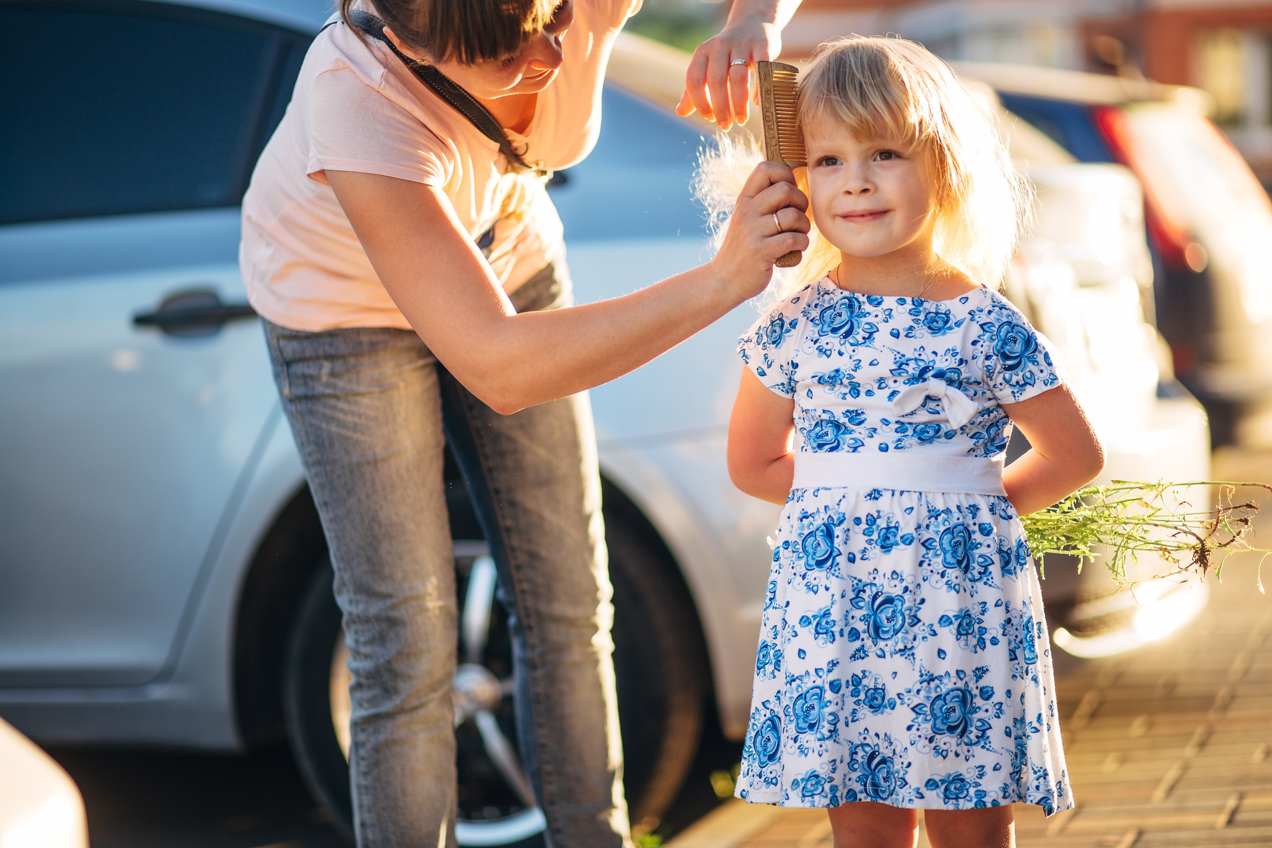 Мама причесывает девочку