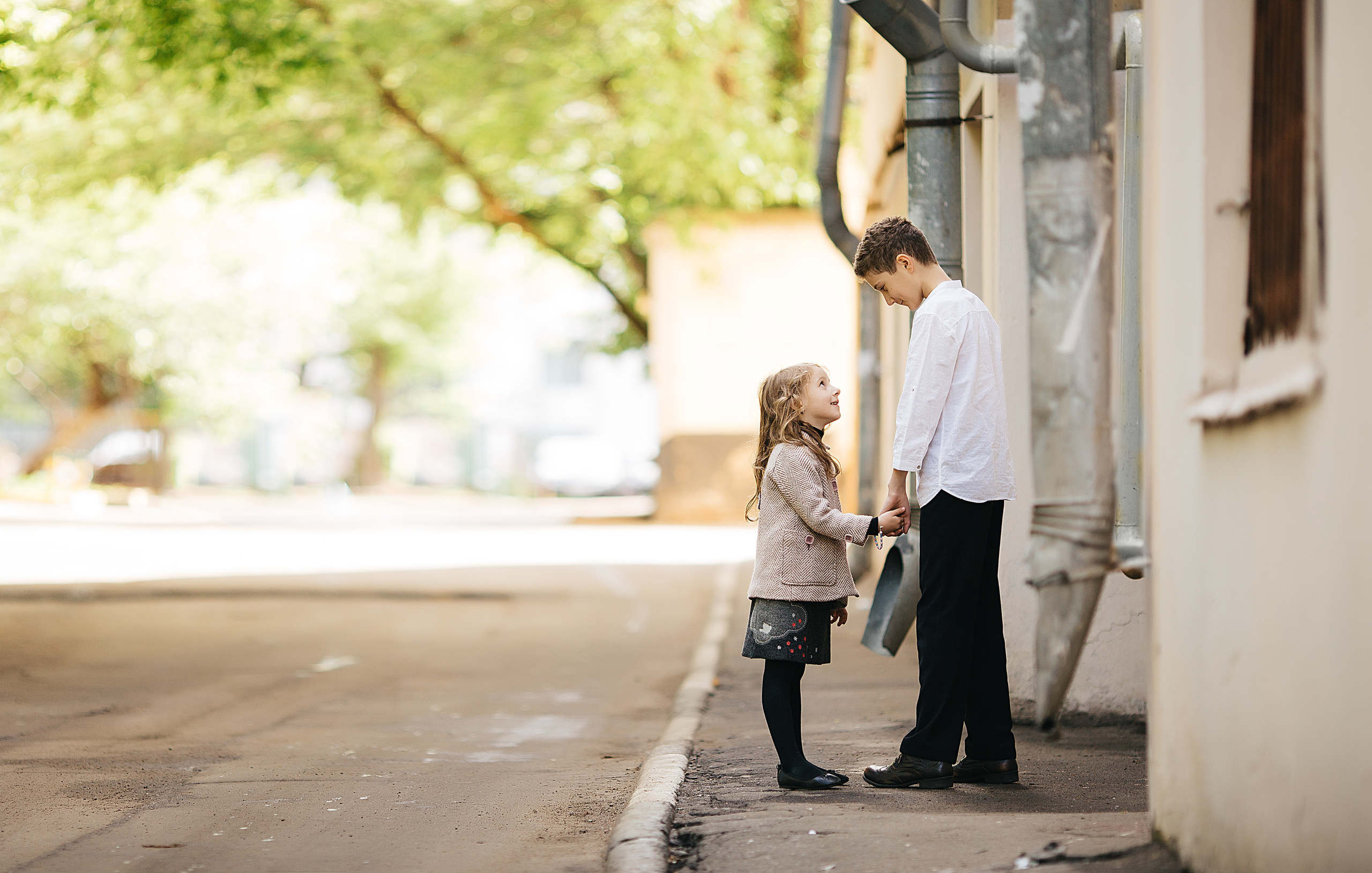 Брат и сеста смотрят друг на друга на улице
