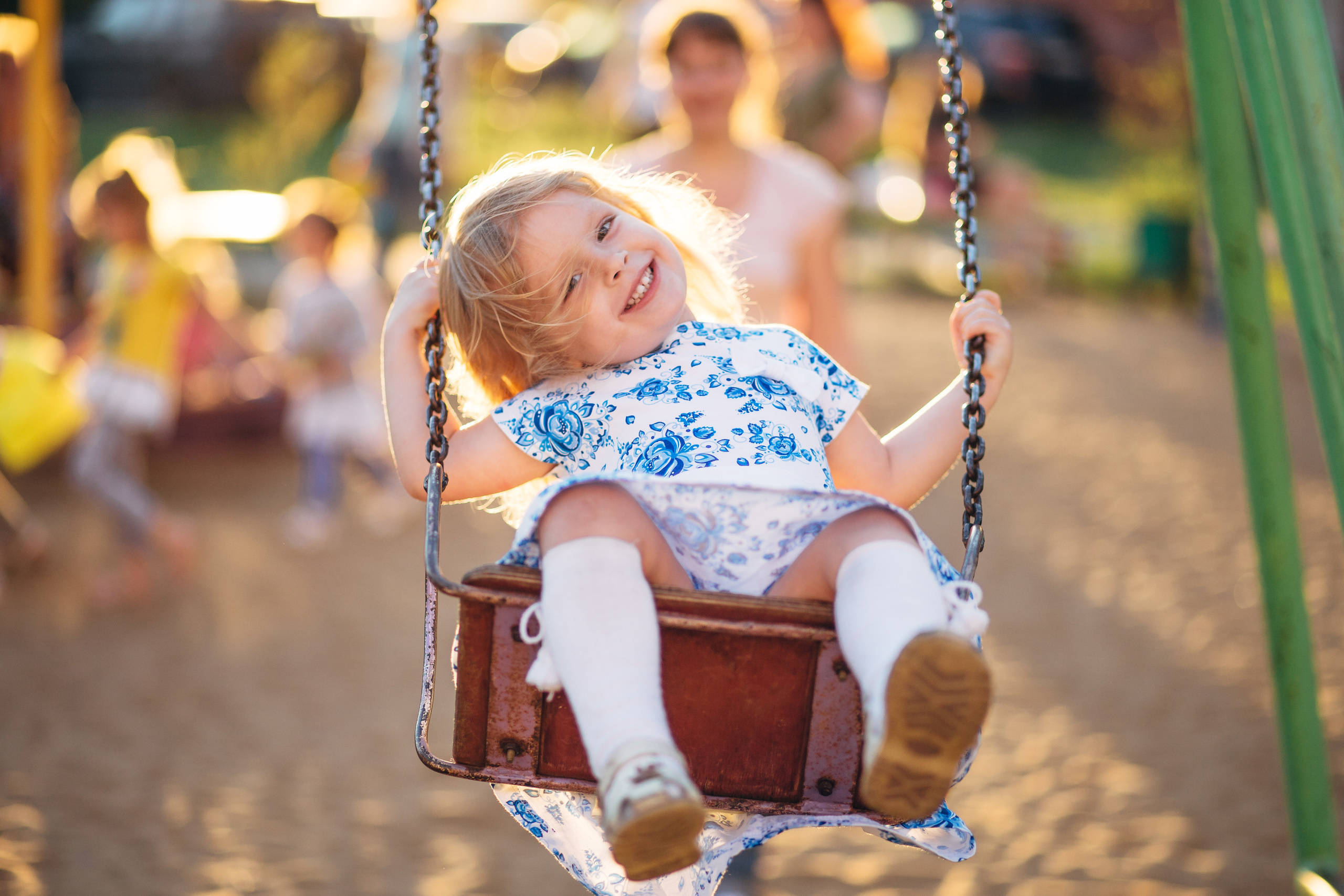 Девочка качается на качелях