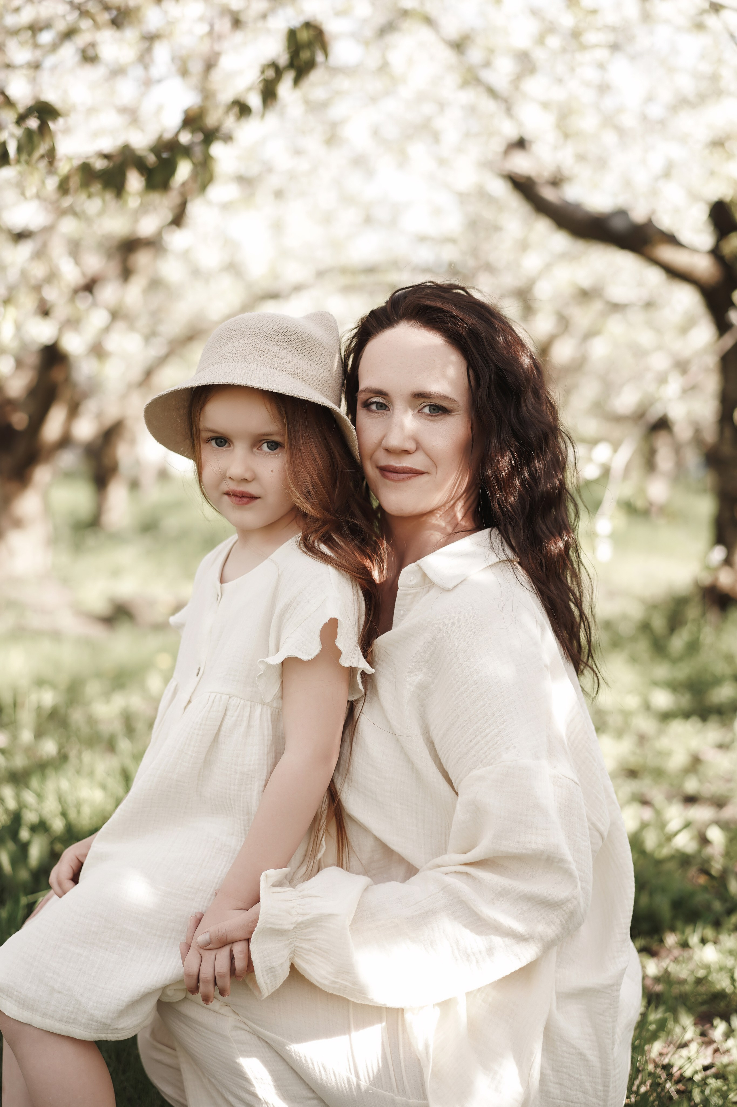Семейная фотосессия на цветущих садах. Свадебный фотограф в Ростове-на-Дону. Таинство Крещения и Венчания, семейные фотосессии. Алёна Чёботова