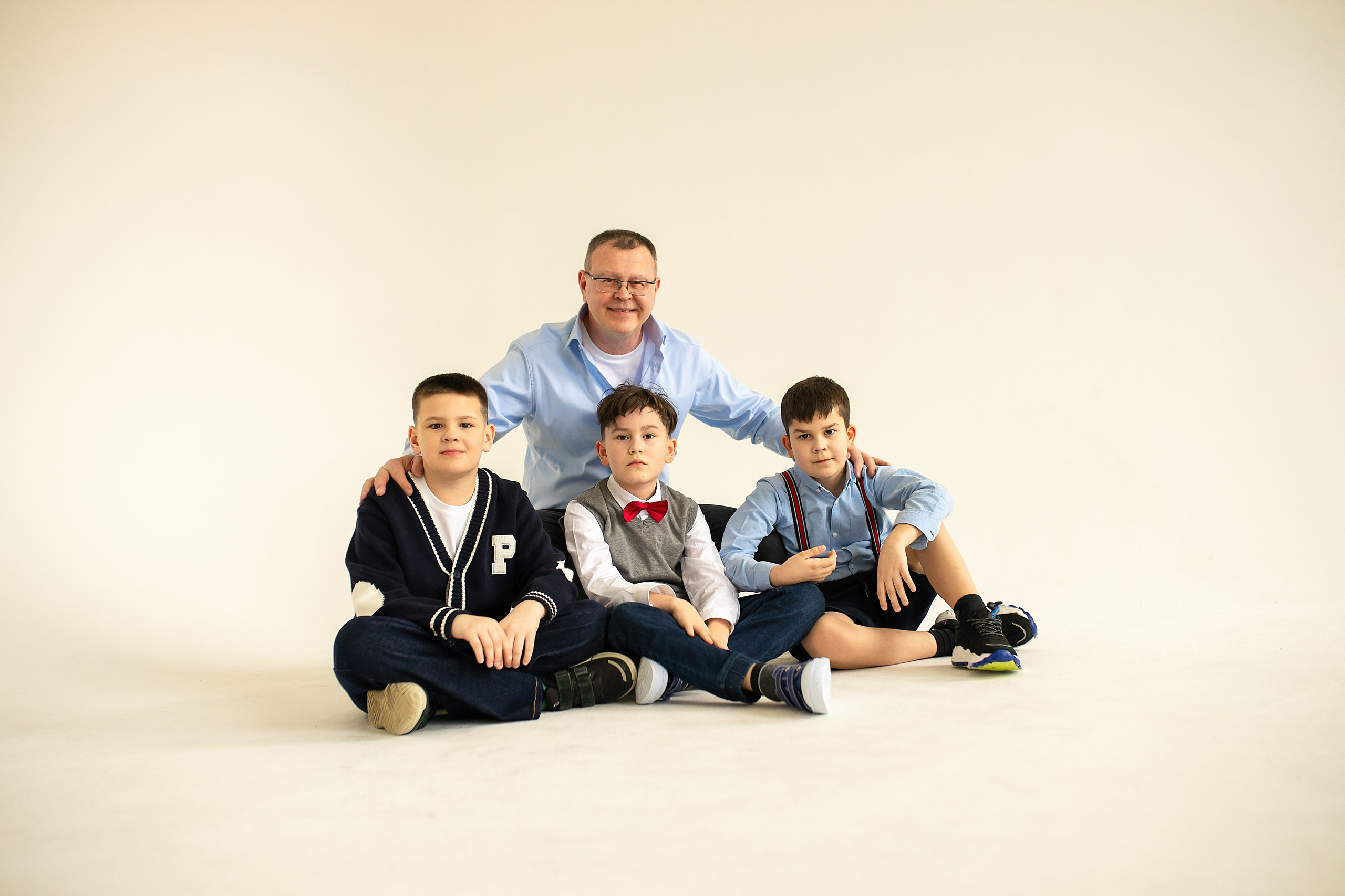 Семейная фотосессия на циклораме с естественным светом. Фотограф в Железнодорожном и Балашихе